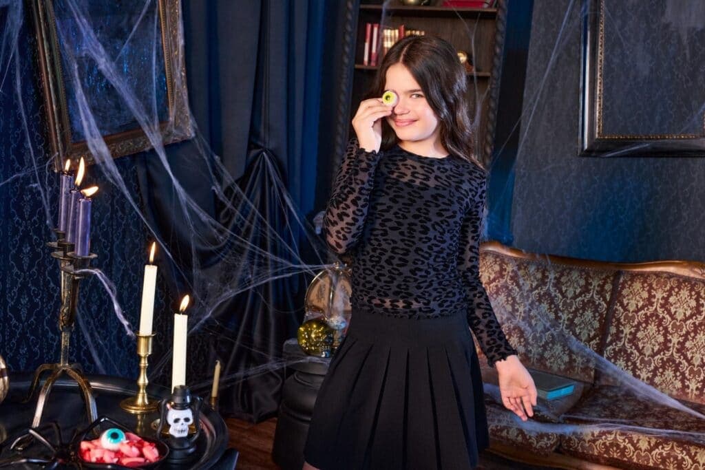 Vytvořit halloween kostým pro děti může přitom být zábavným rodinným projektem, kdy se společně hledají nápady a shání potřebné rekvizity.
