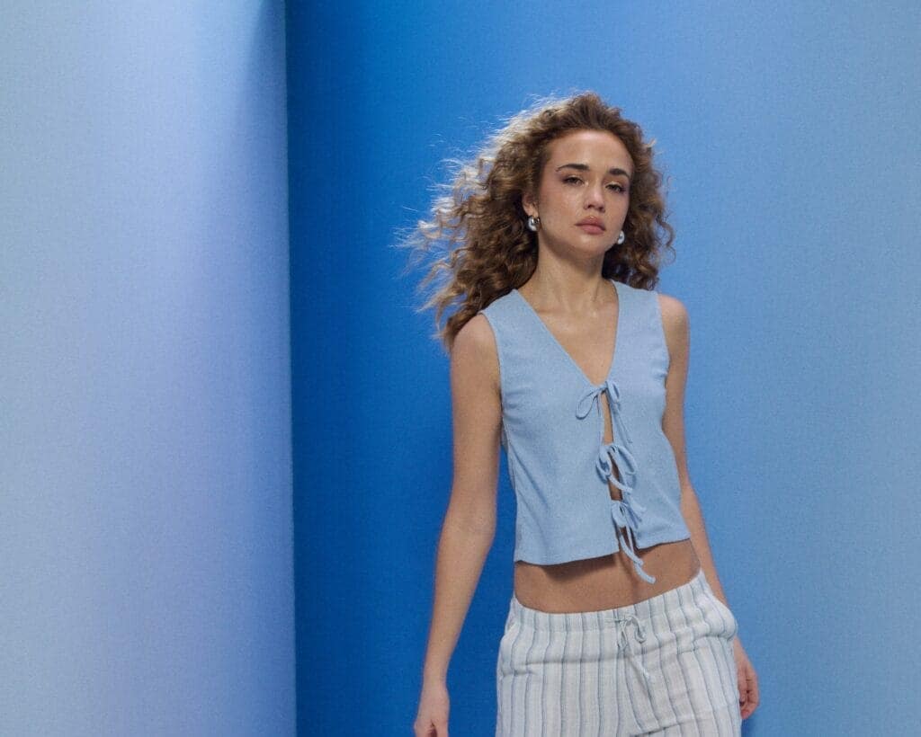 Crează ținute interesante cu haine albastre. Descoperă cu ce culoare se asorteaza albastru deschis pentru a crea outfituri casual, office, sportive.