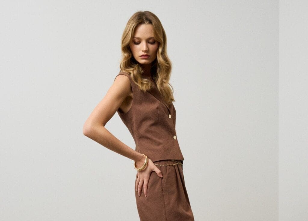 Descoperă cum poți crea ținute de petrecere cu pantaloni eleganți damă pentru nuntă. Află ce culori, croieli și materiale sunt potrivite.