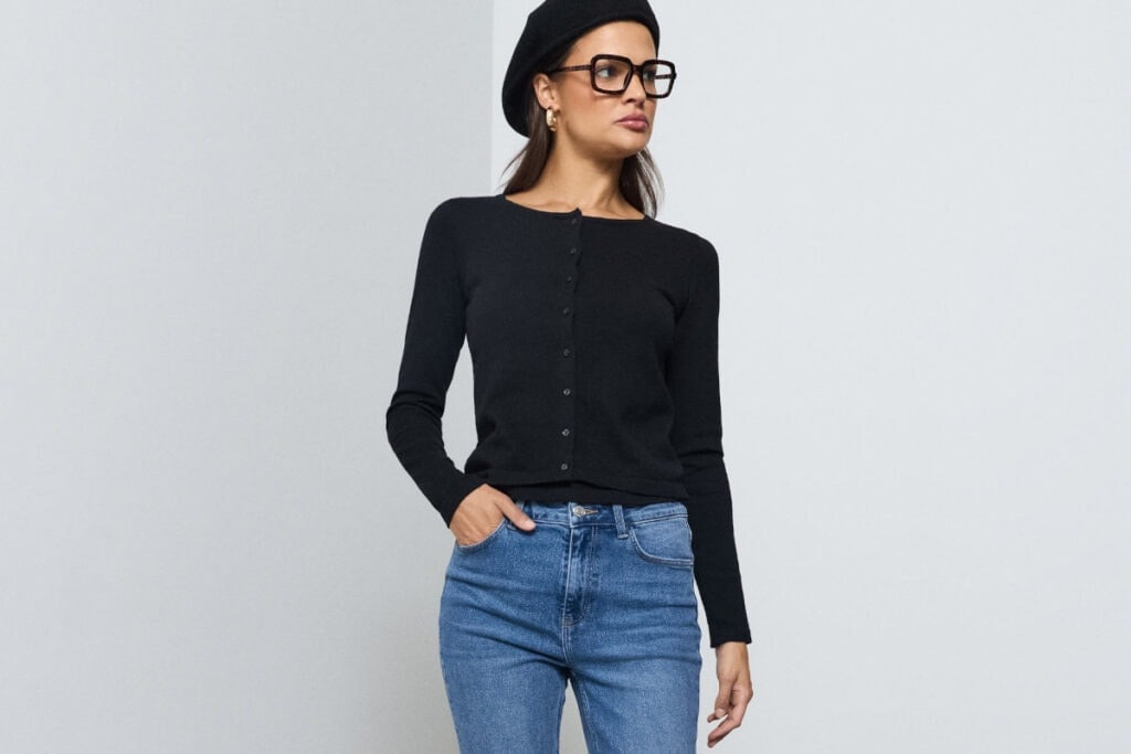 Straight, wide leg, barrel, bootcut, a może fason inspirowany latami 90.? Rodzaje jeansów damskich są dziś naprawdę różnorodne. Sprawdź, które kroje warto znać i czym się od siebie różnią!