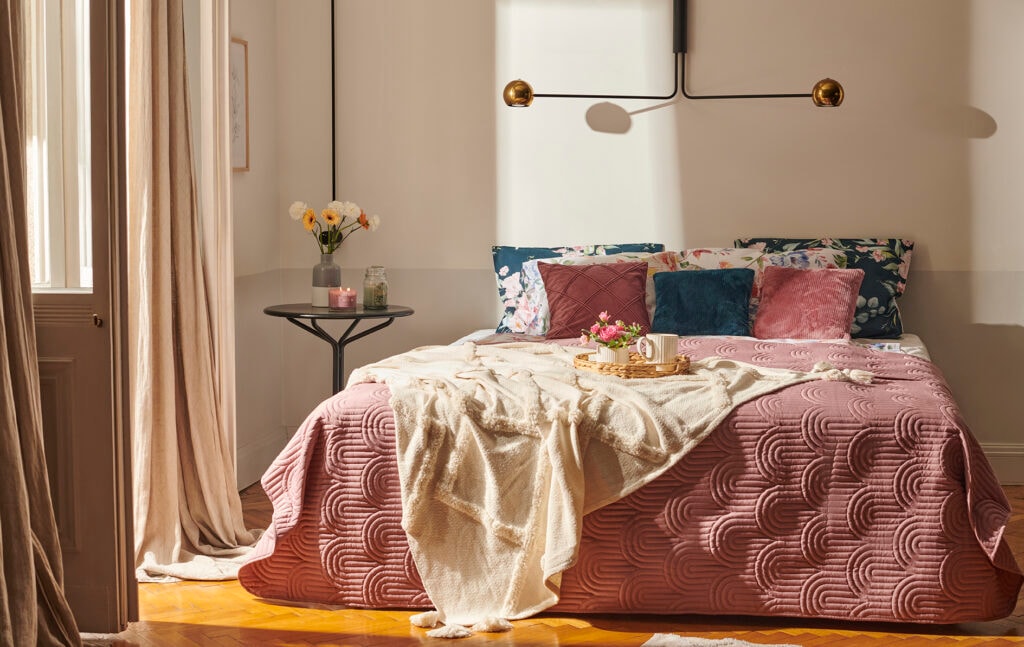 Descoperă idei simple de amenajare dormitor mic: mobilă practică, culori luminoase și decorațiuni care transformă camera într-un spațiu relaxant.