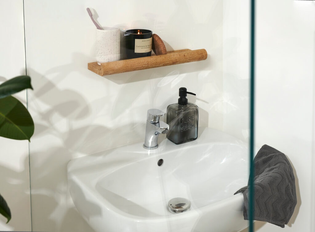 O baie în stil scandinav este o soluție atemporală care luminează interiorul și-i adaugă caracter. Nu necesită multe eforturi.