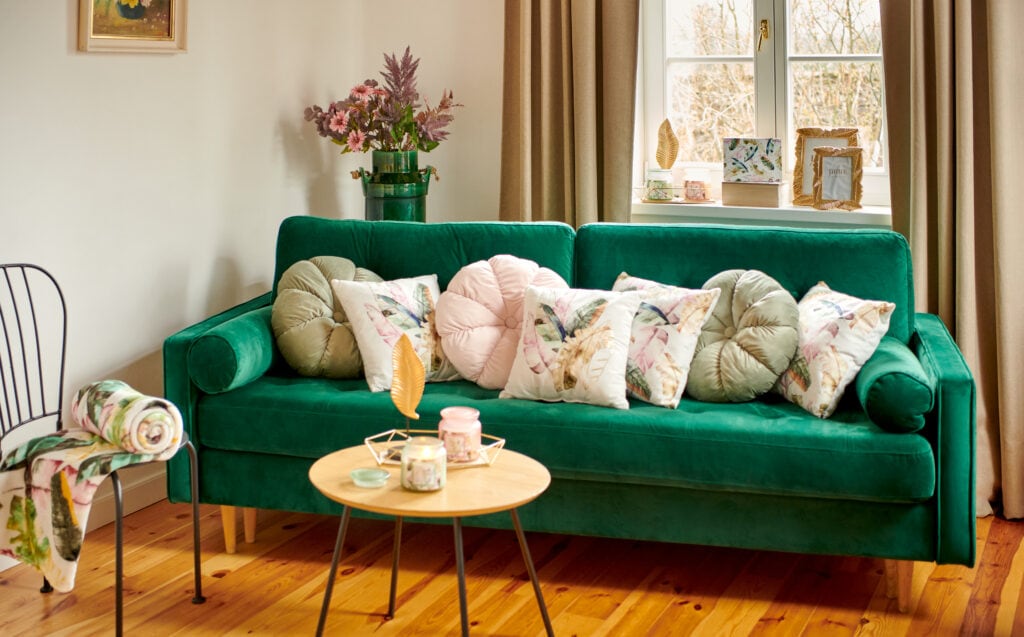 Consultați ce perne și fețe de pernă decorative găsiți în oferta noastră și cum le puteți selecta pentru decorarea interiorului.