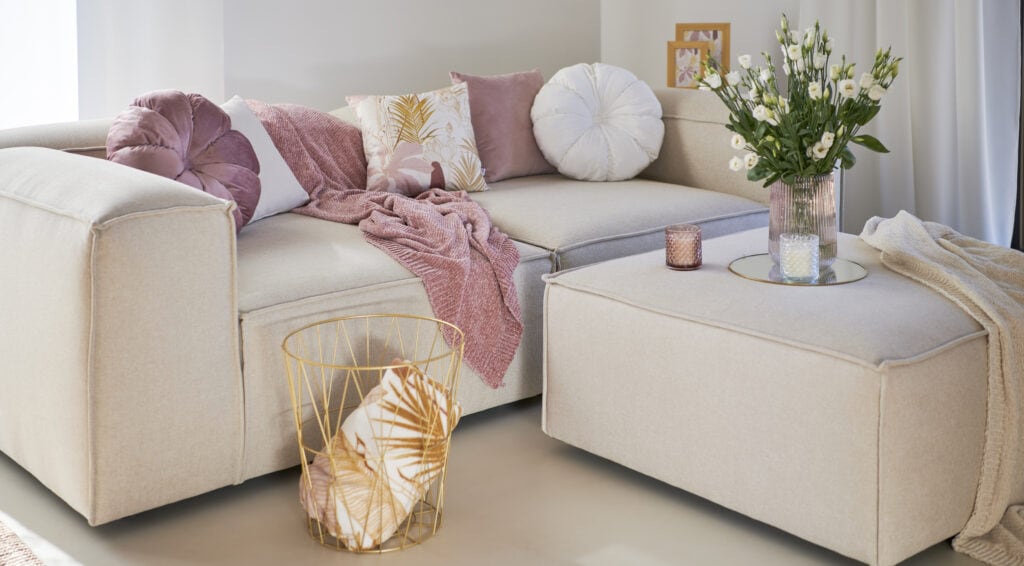 Vă place să vă înconjurați de frumusețea clasică în stil confortabil? Aflați cum să realizați un design în stilul glamour modern fără să cheltuiți o avere.