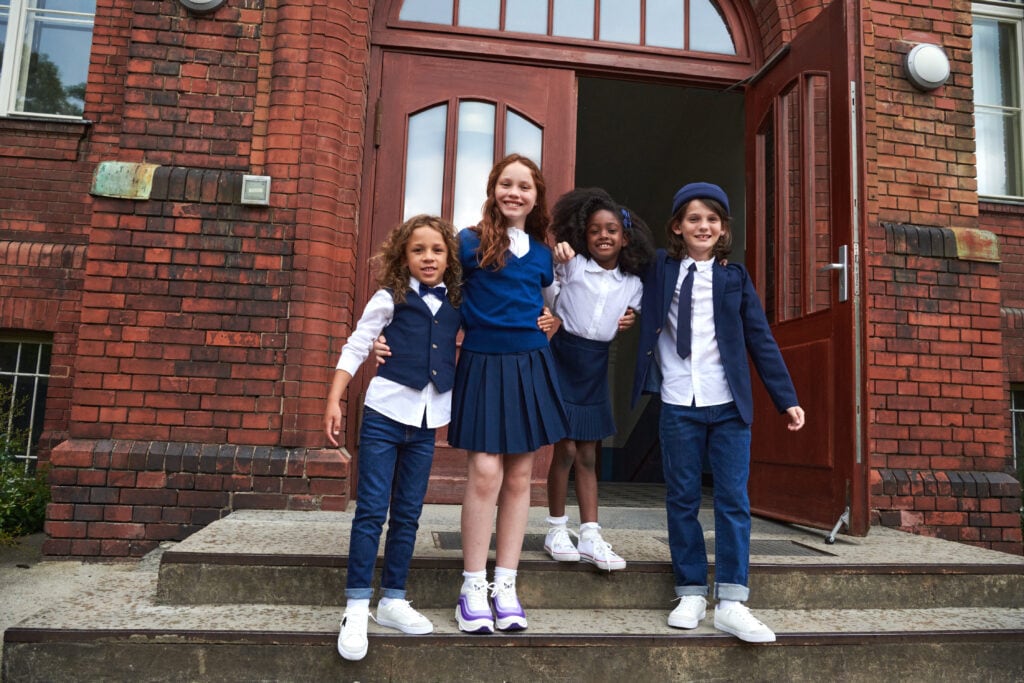 Vrei să știi cu ce să te îmbraci la începutul anului școlar? Consultați ideile noastre de stil pentru prima zi de școală a copilului dumneavoastră!