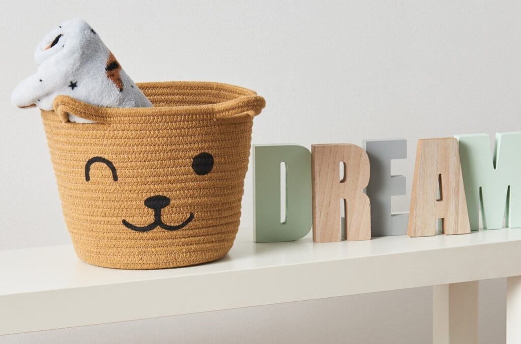 Există nenumărate surse de inspirație pentru amenajarea camerei copilului! Urmați sfatul nostru și oferiți-i micuțului dvs. un spațiu în care să se simtă în siguranță și, în același timp, care să fie oaza lui de joacă.