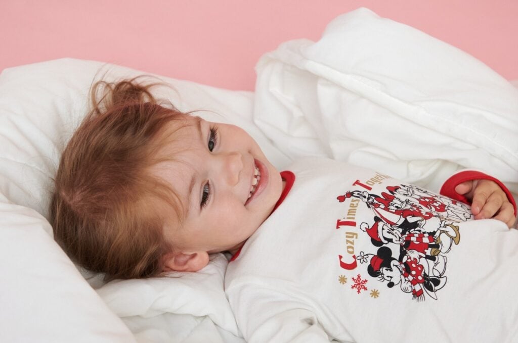 Te gândești cum să îmbraci copilul pentru culcare? Cu body sau în pijama? Cu mânecă lungă sau scurtă?