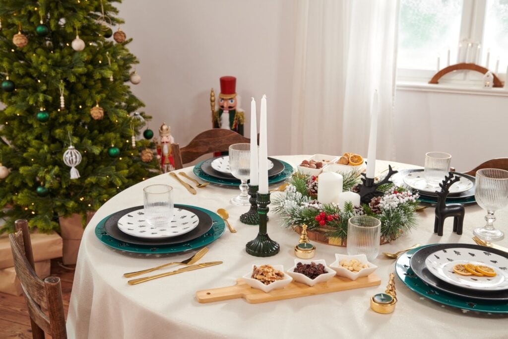 Jak udekorować stół na Boże Narodzenie? Sprawdź nasze propozycje i odkryj, jak łatwo poczuć magię Świąt w swoim domu.