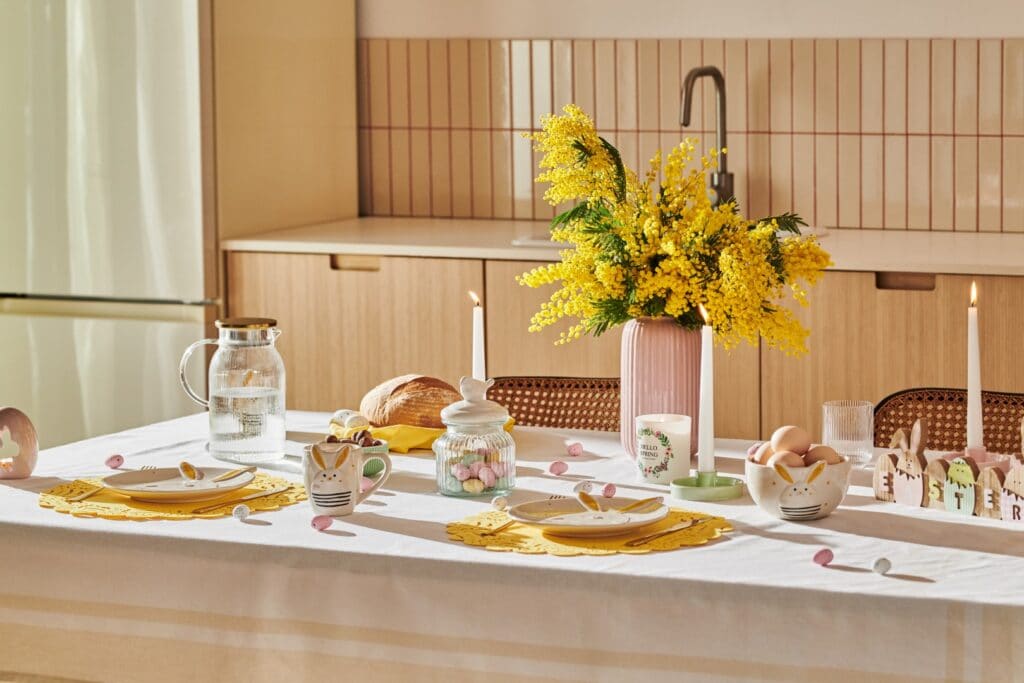 Jak udekorować stół na Wielkanoc? Sprawdź nasze propozycje i odkryj, jak stworzyć świąteczny nastrój w swoim domu.