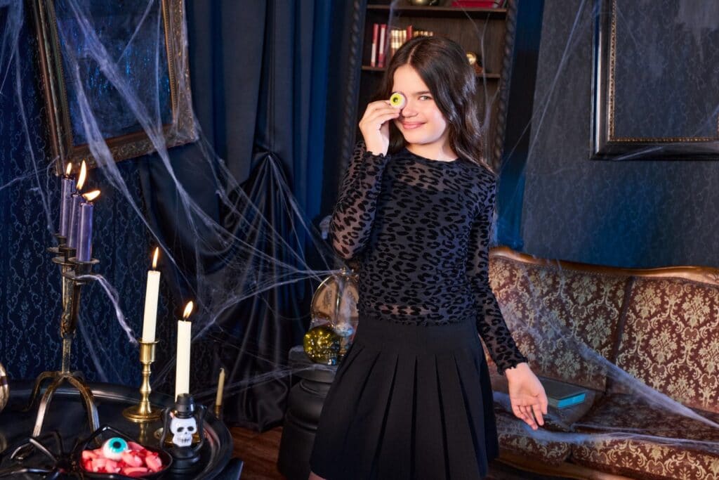 Vytvořit halloween kostým pro děti může přitom být zábavným rodinným projektem, kdy se společně hledají nápady a shání potřebné rekvizity.