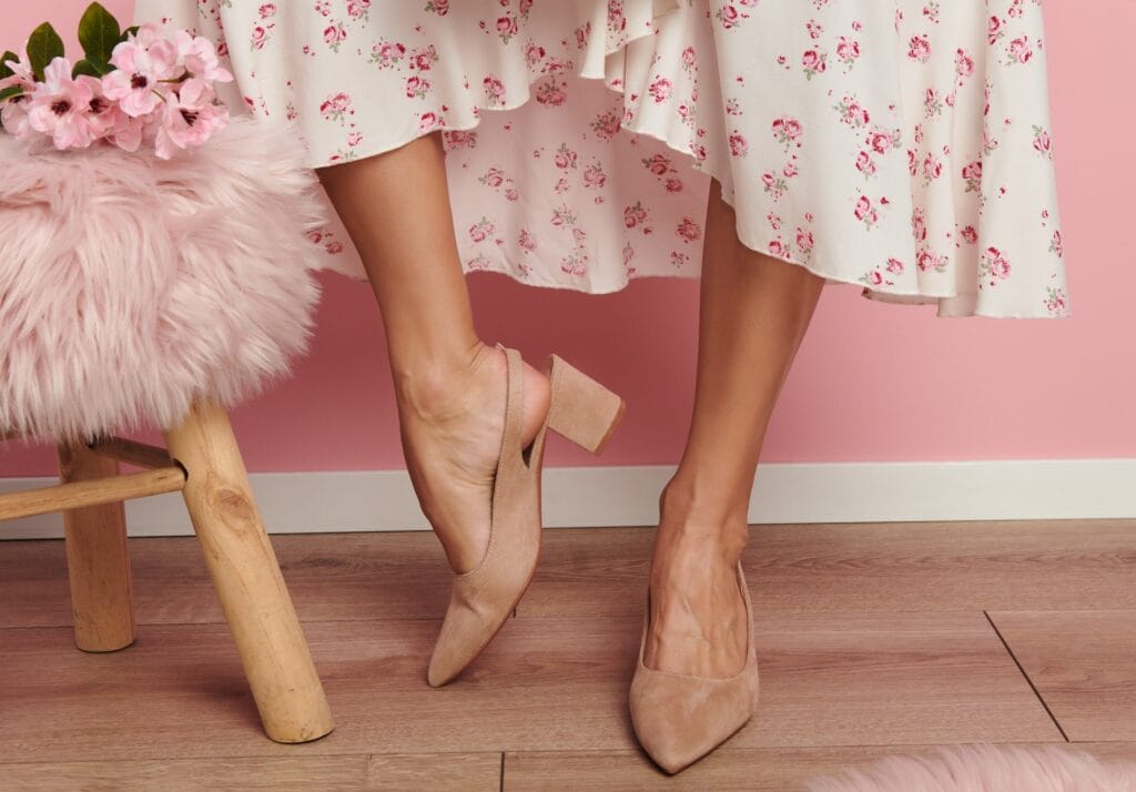 Zastanawiasz się, jakie buty będą pasowały do sukienki w kwiaty? Sprawdź nasz wpis!
