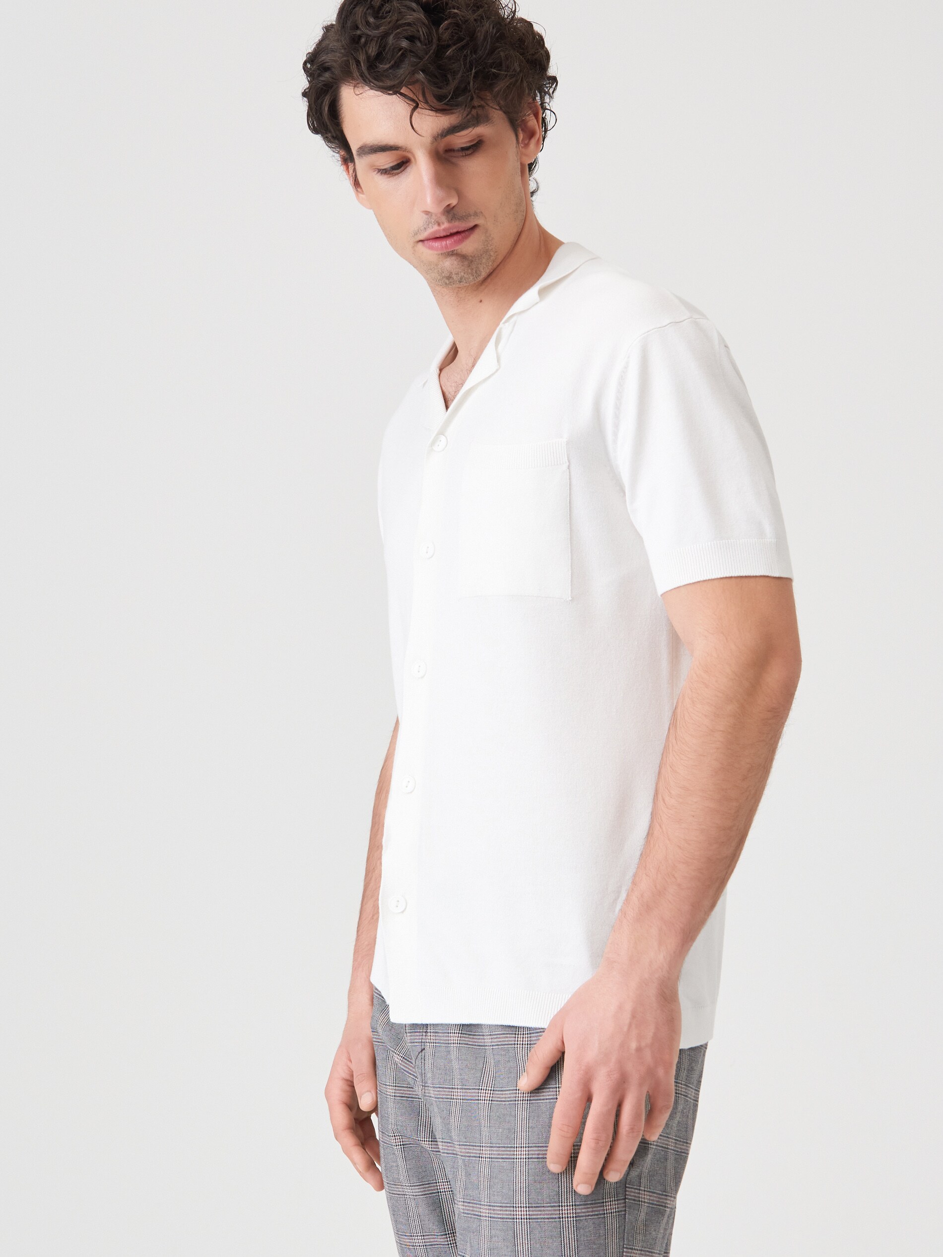 Sveter so zapínaním na gombíky a golierom