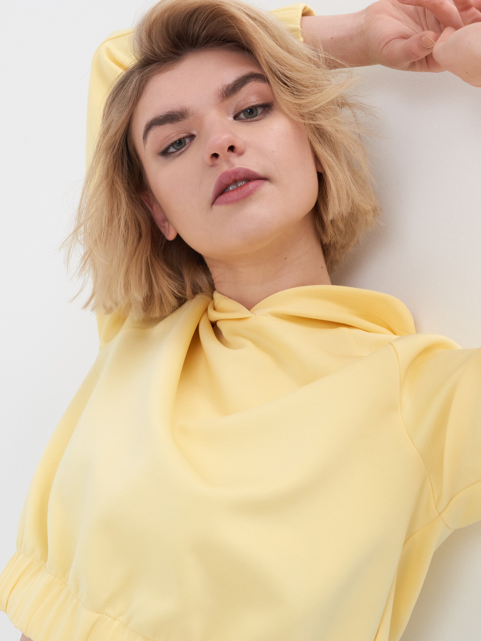 Neoprénová krátka mikina s kapucňou