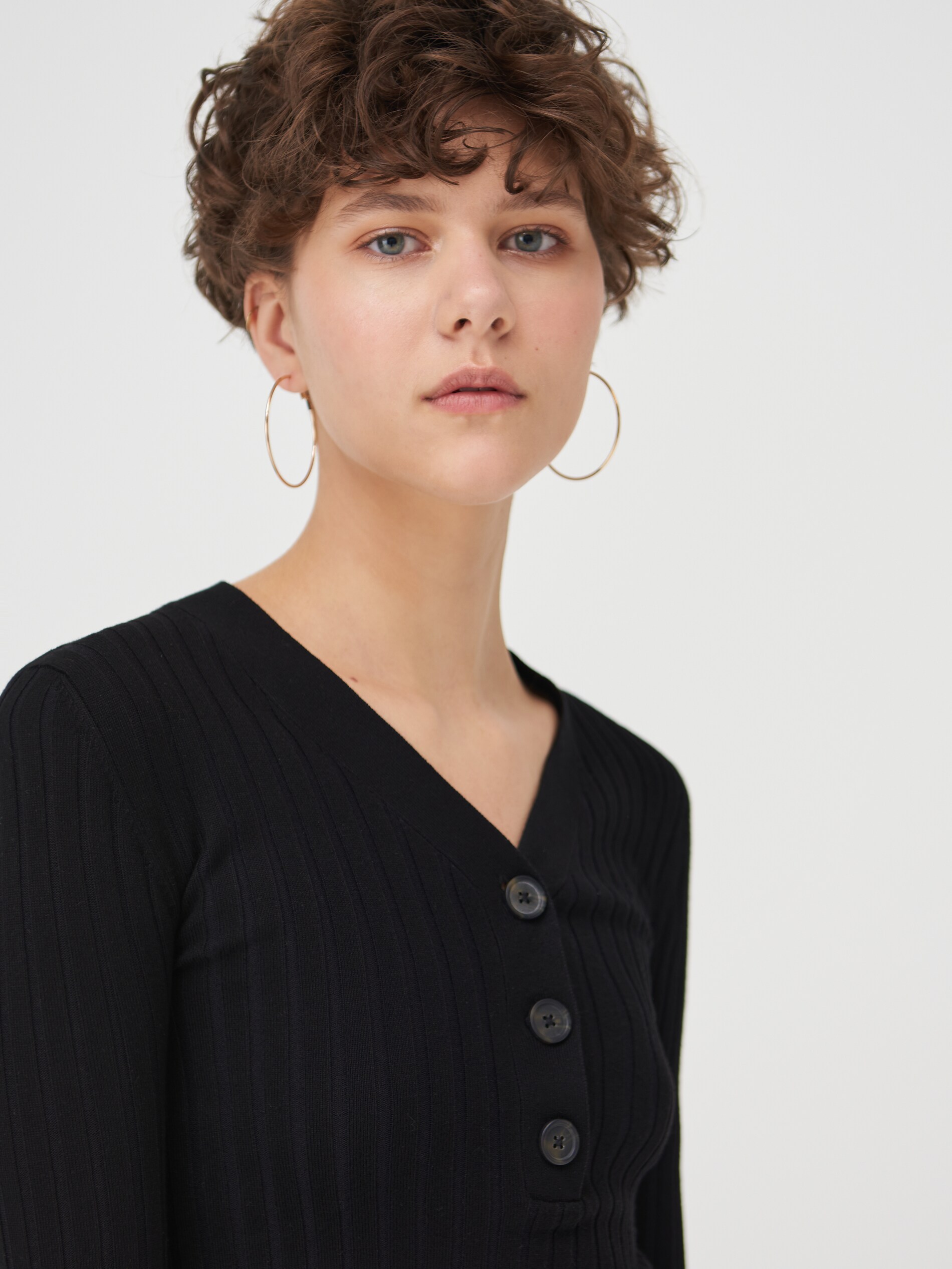 Sveter z prúžkovaného úpletu s gombíkmi