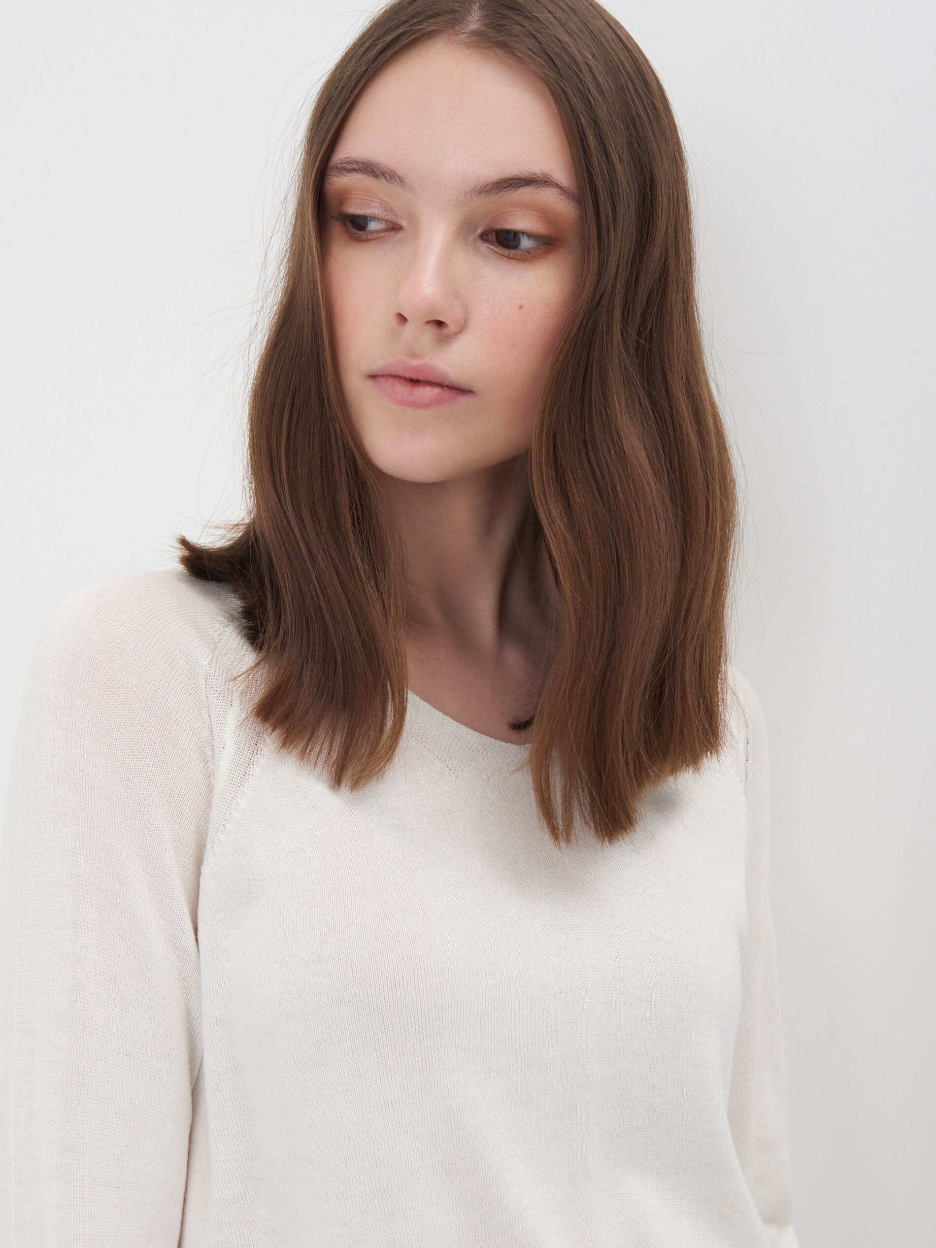 Sveter s véčkovým výstrihom