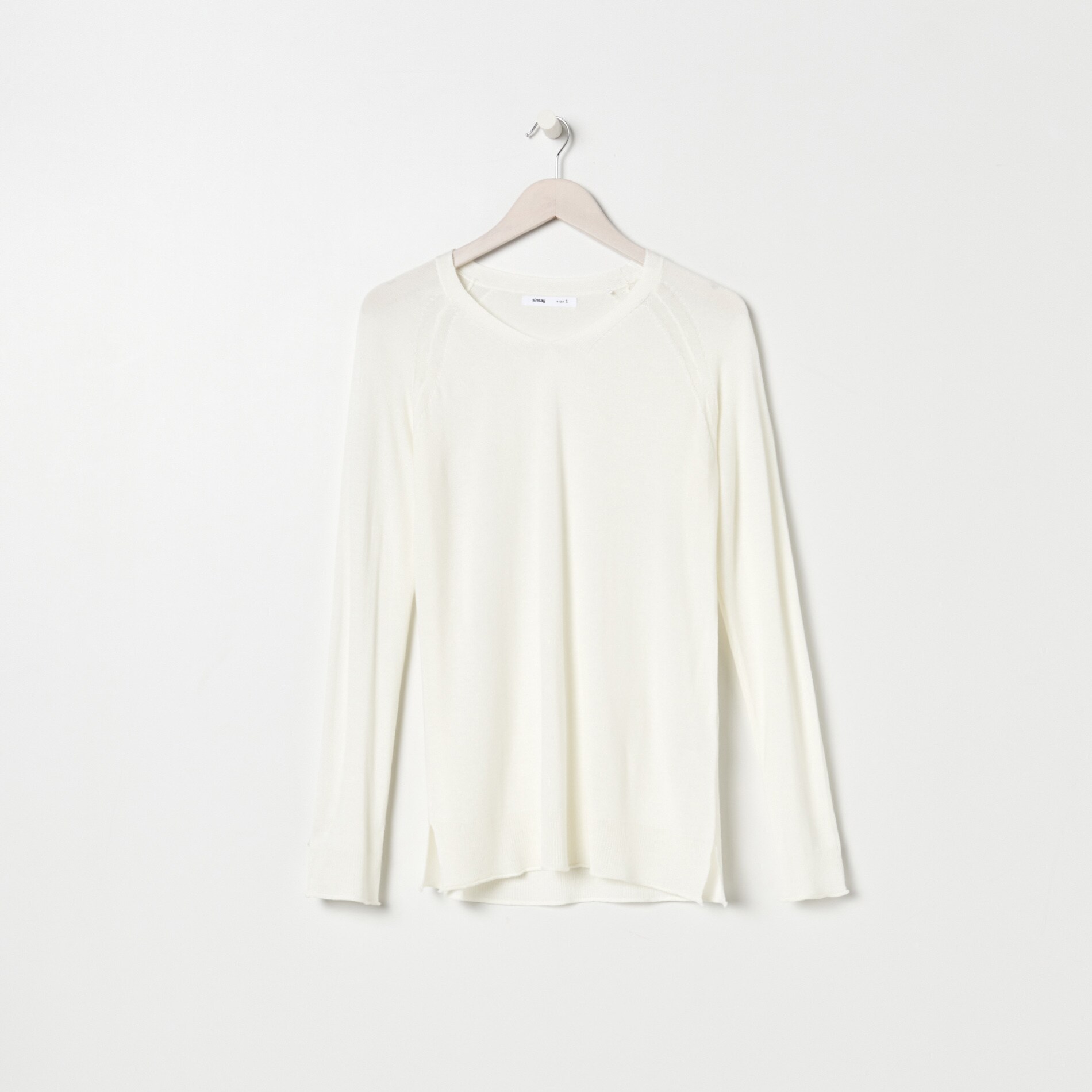 Sveter s véčkovým výstrihom