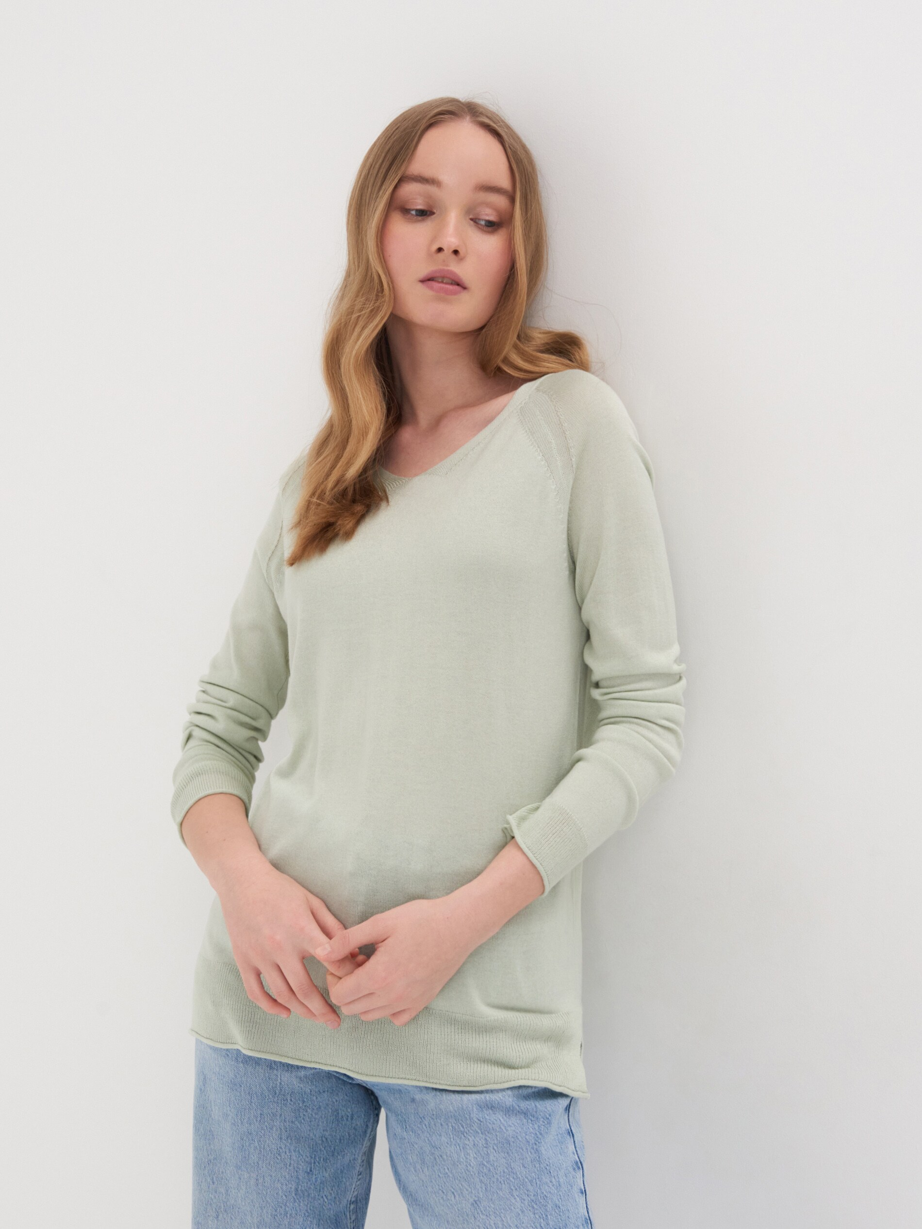 Sveter s véčkovým výstrihom