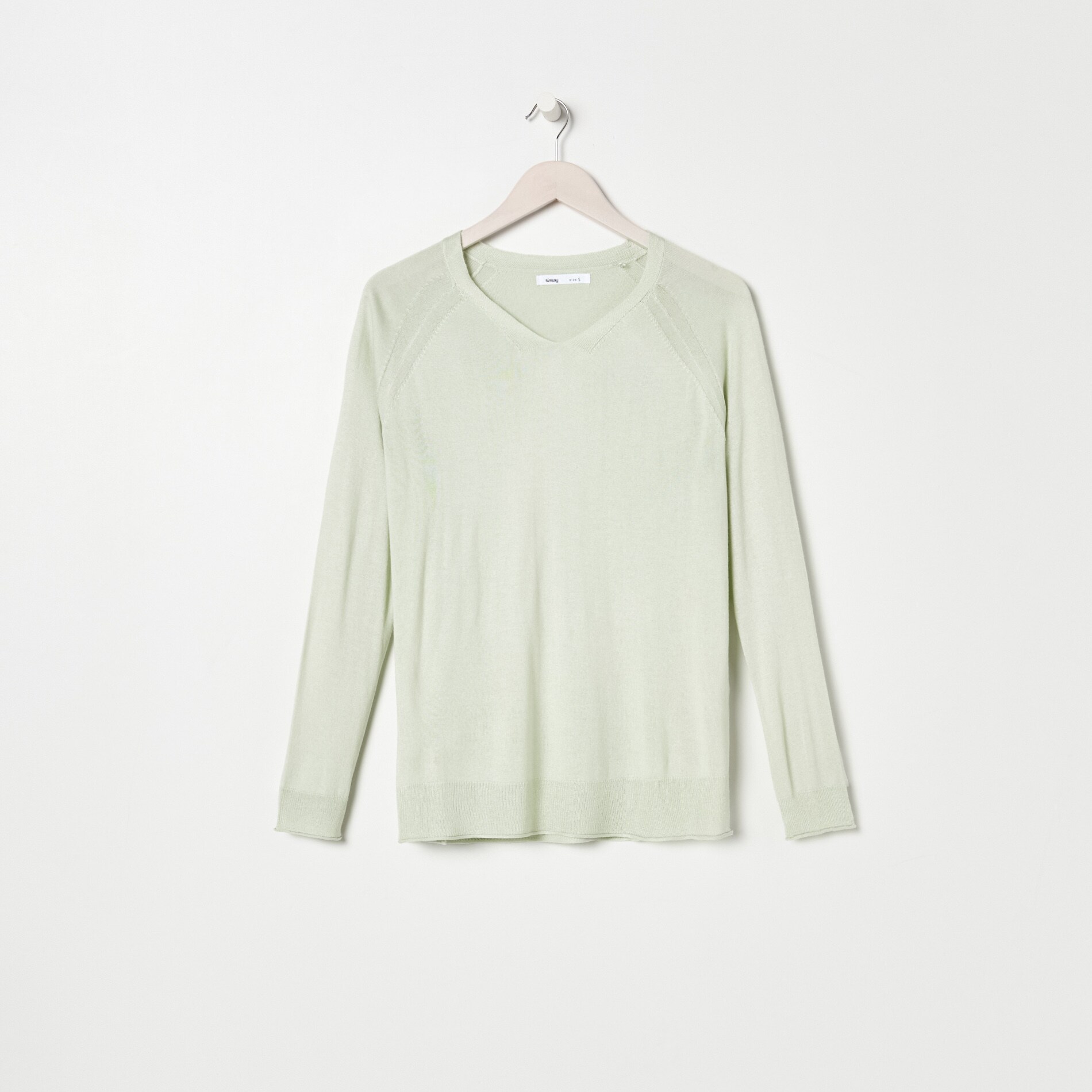 Sveter s véčkovým výstrihom