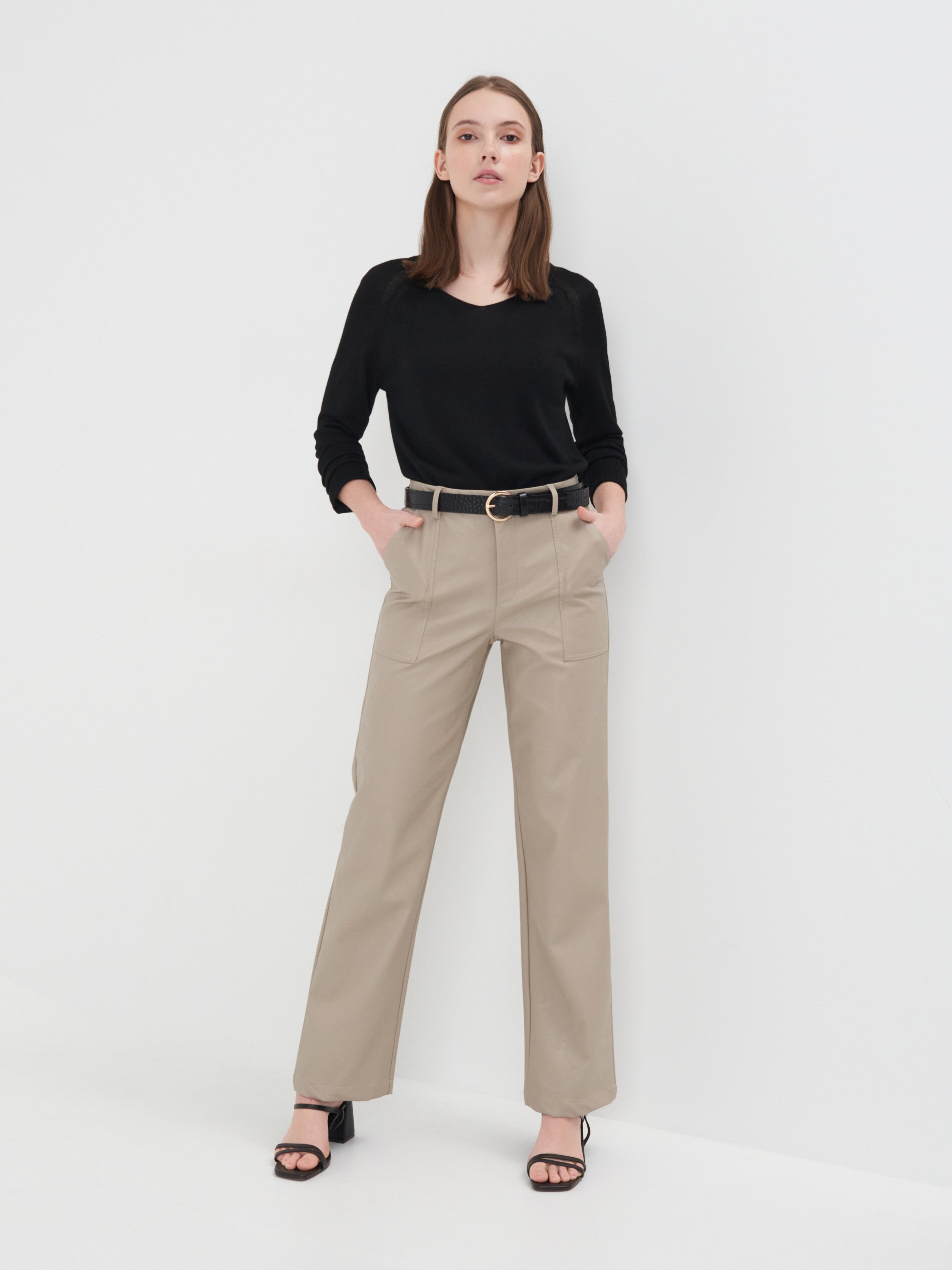 Sveter s véčkovým výstrihom