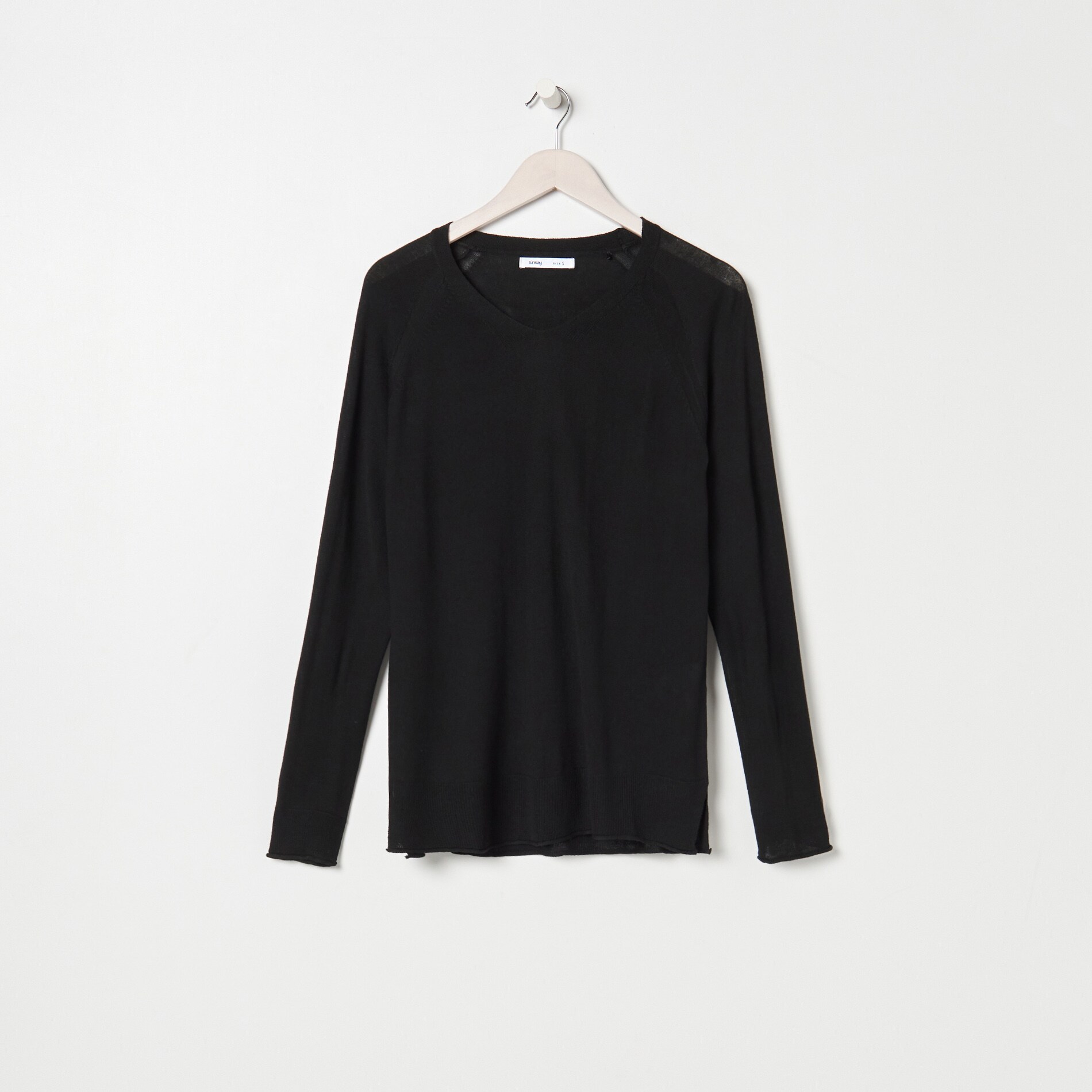 Sveter s véčkovým výstrihom