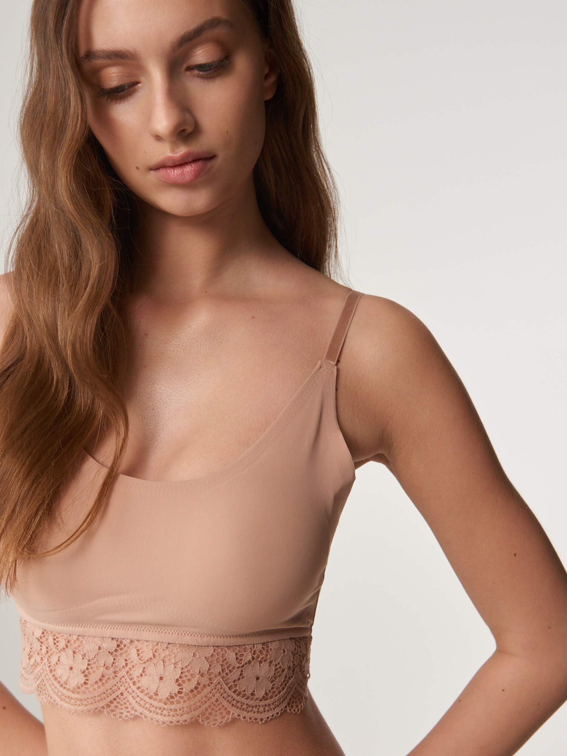 Bielizňový top s čipkovaným lemom