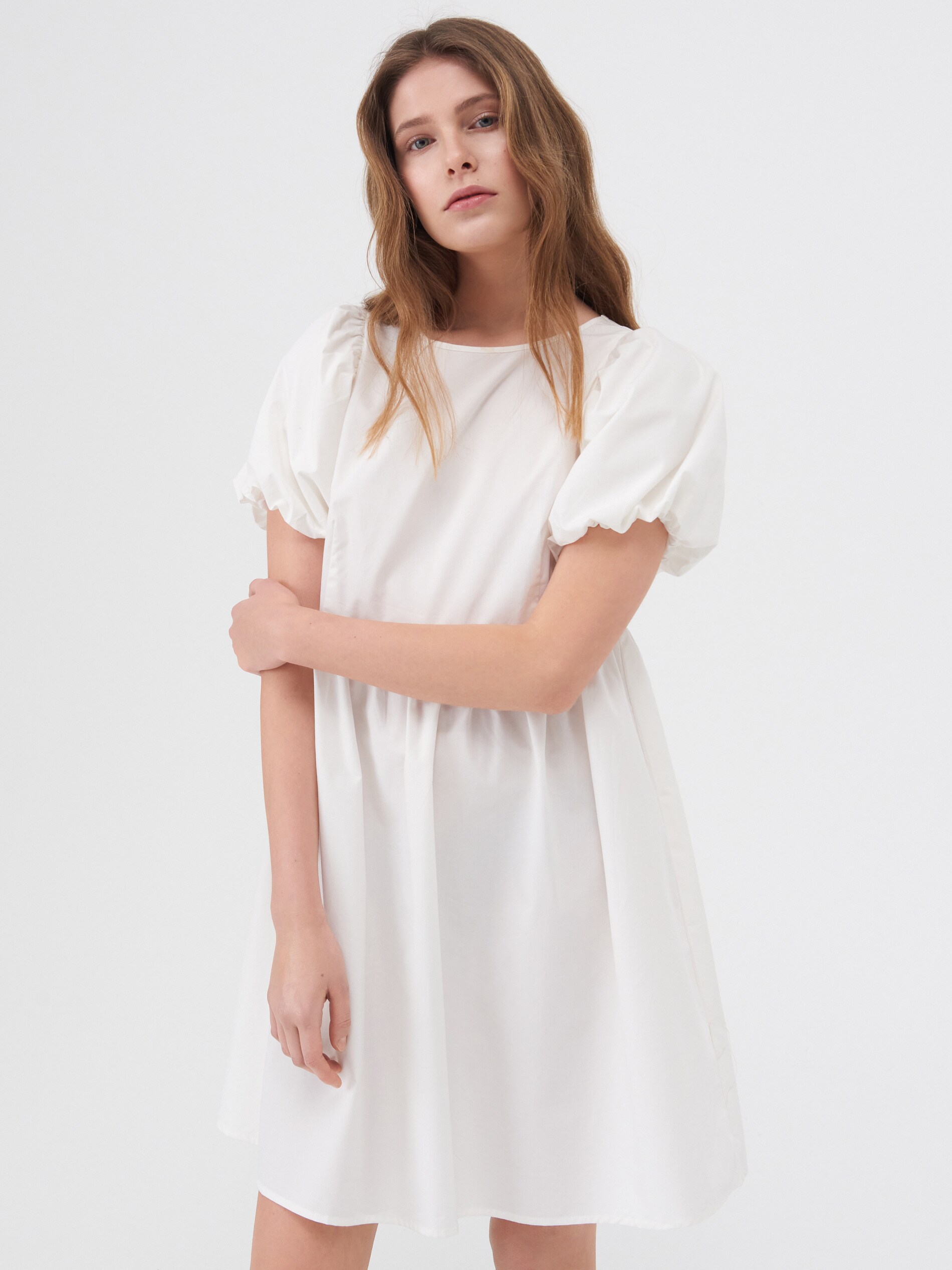 Šaty s pufovanými rukávmi