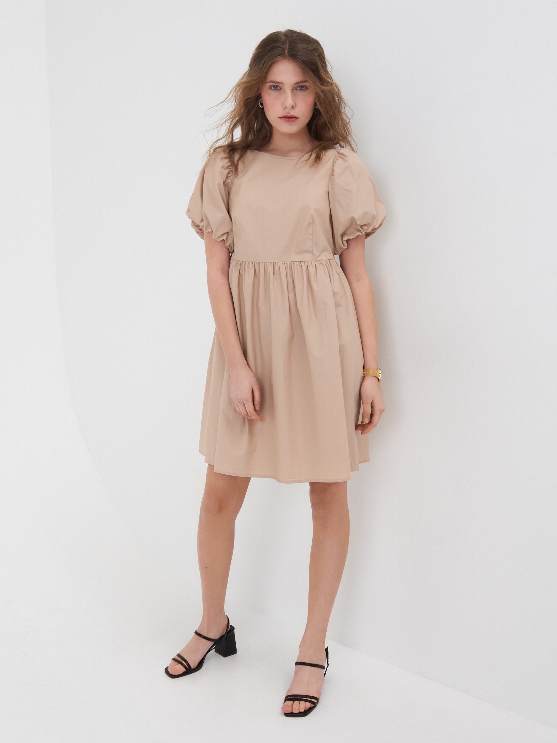 Šaty s pufovanými rukávmi