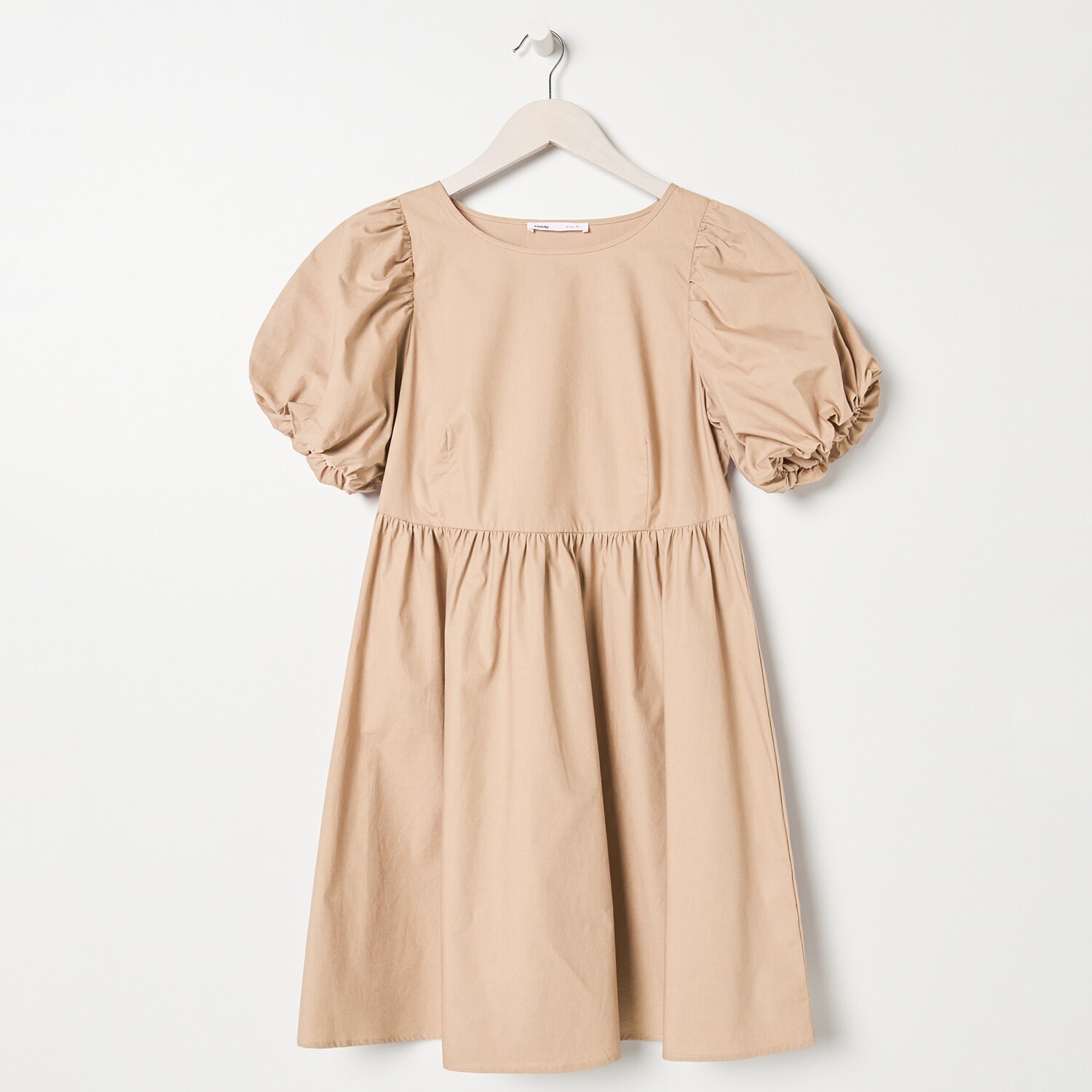 Šaty s pufovanými rukávmi