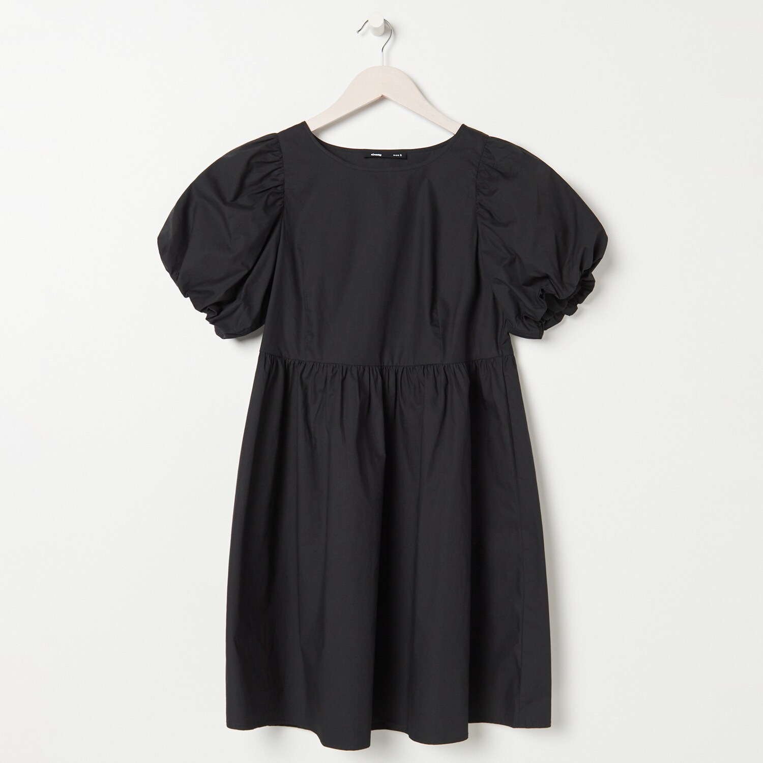 Šaty s pufovanými rukávmi