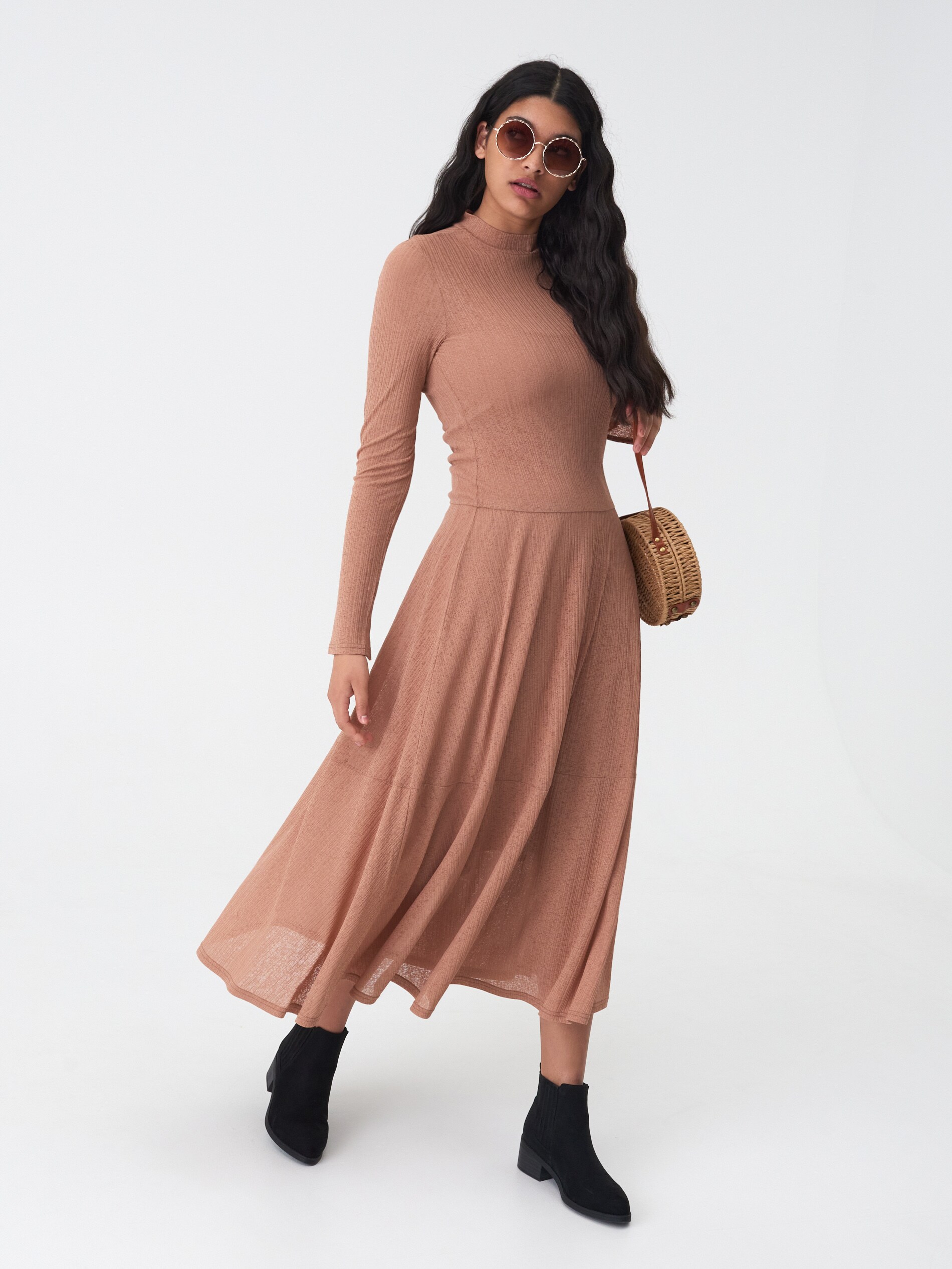 Maxišaty so stojačikom