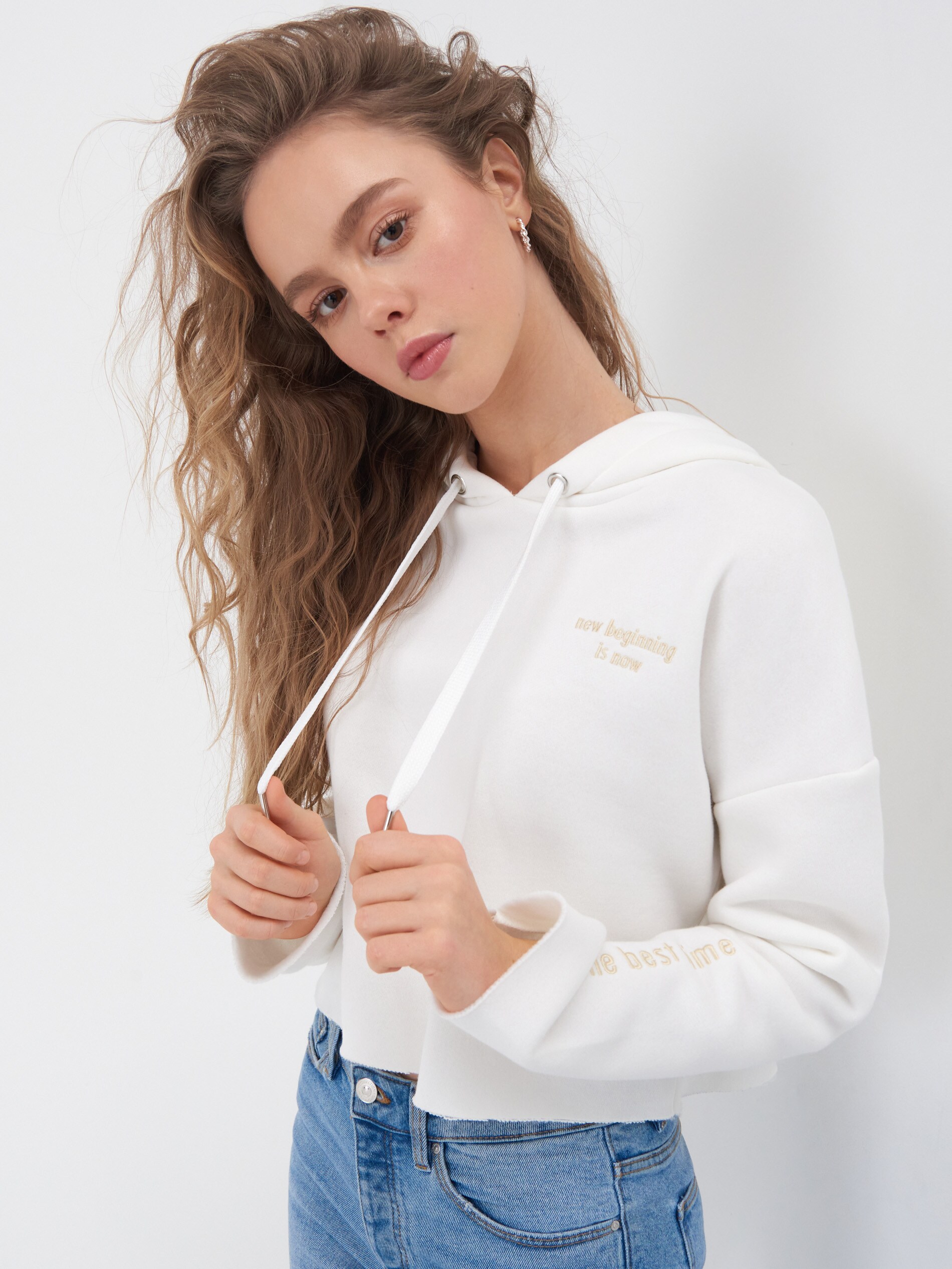 Krátka mikina s kapucňou a výšivkou