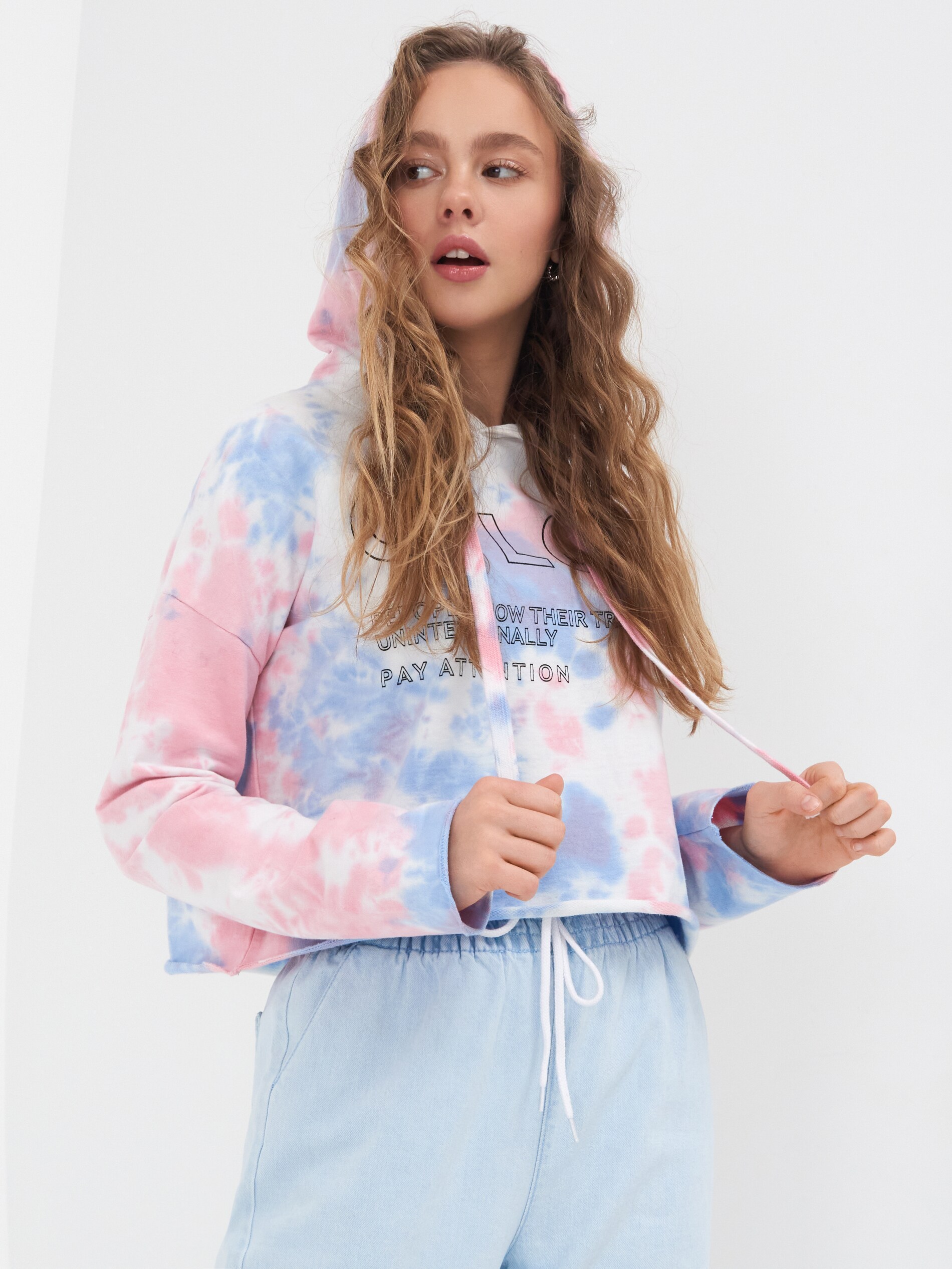 Batikovaná krátka mikina s kapucňou