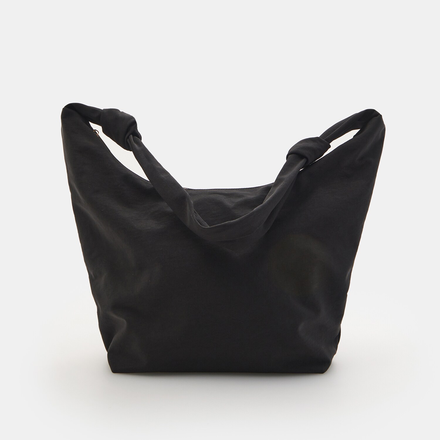 Kabelka cez plece typu hobo