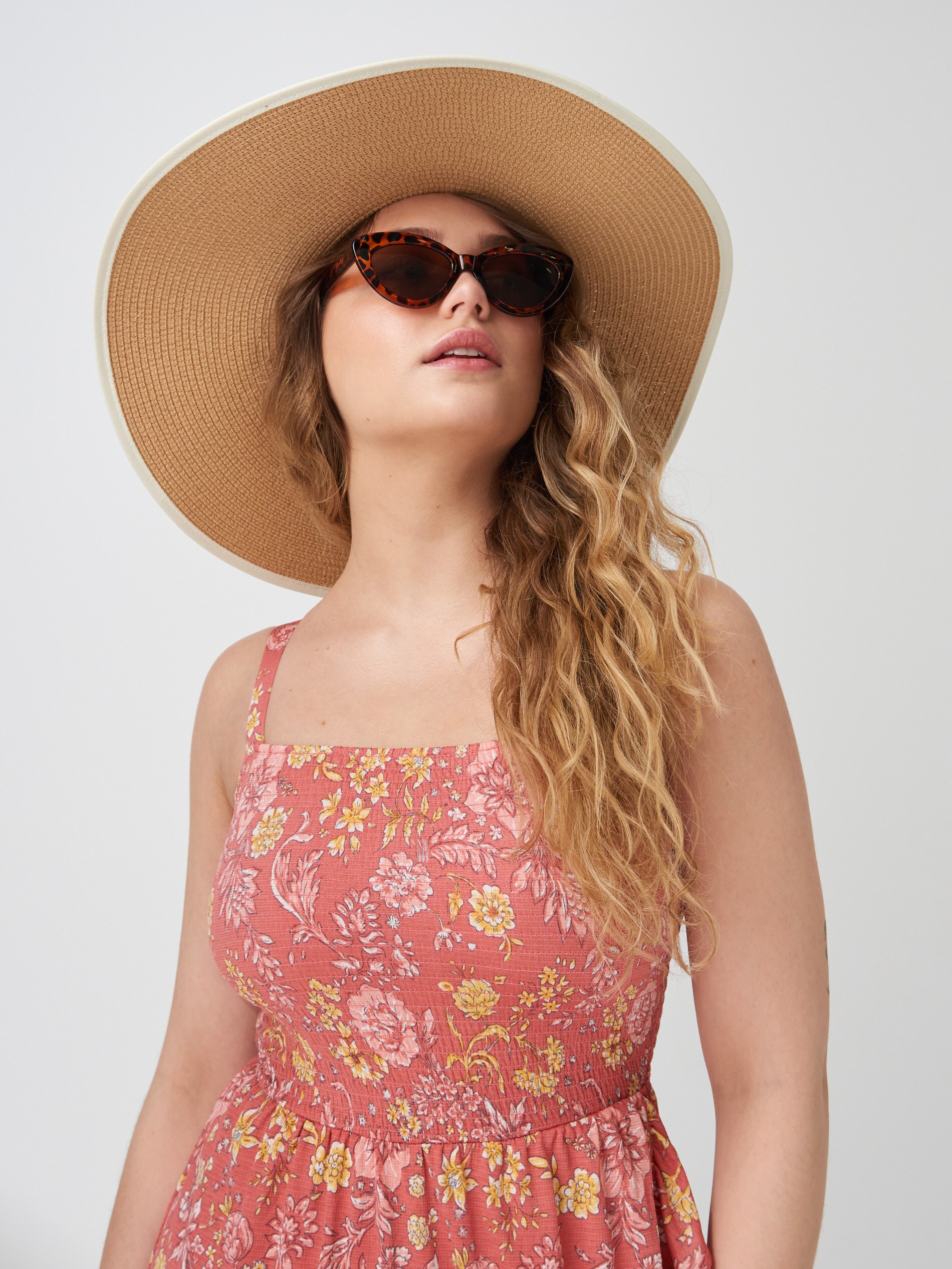 Široký pletený klobúk