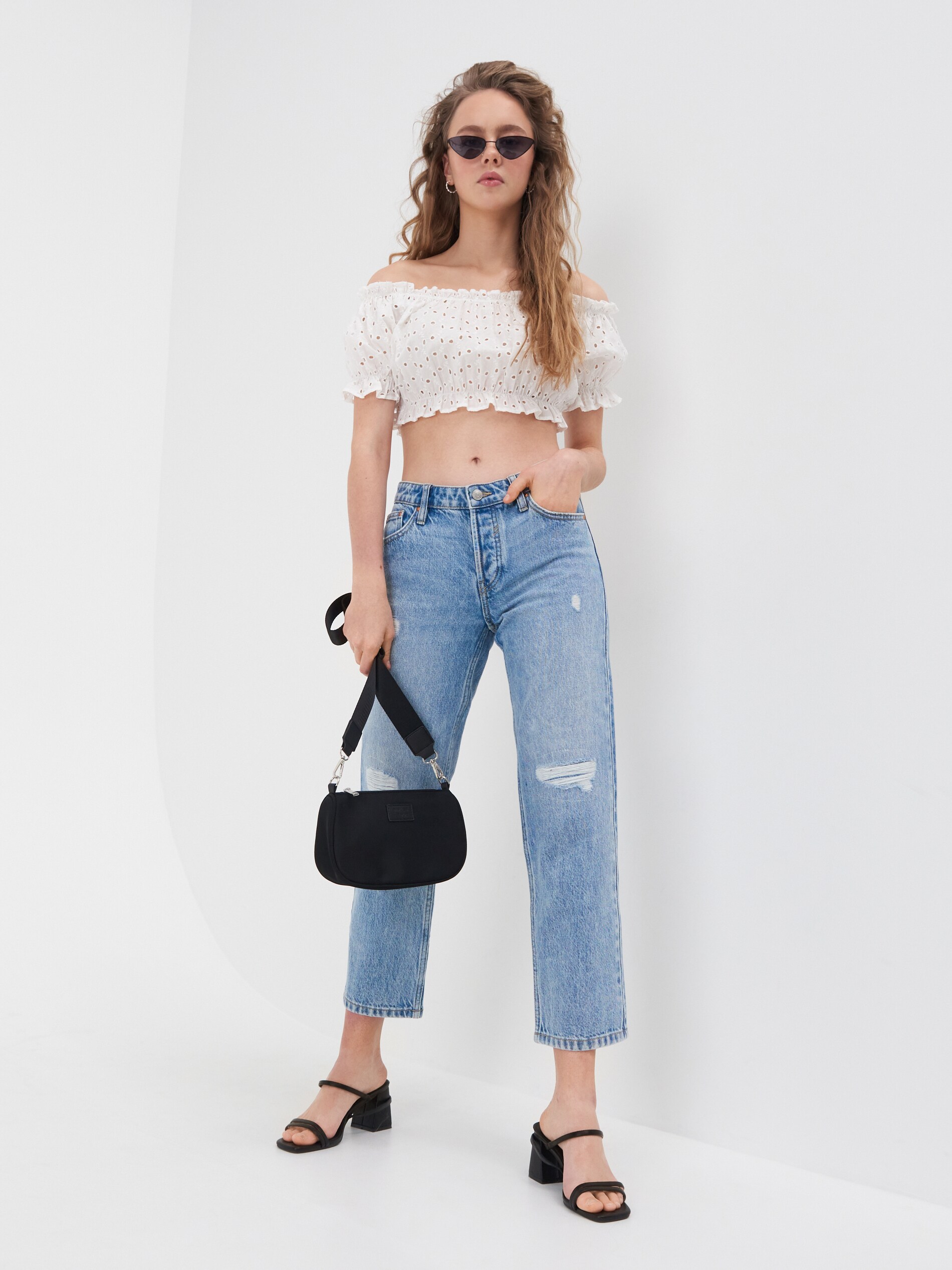 Crop top s anglickou výšivkou