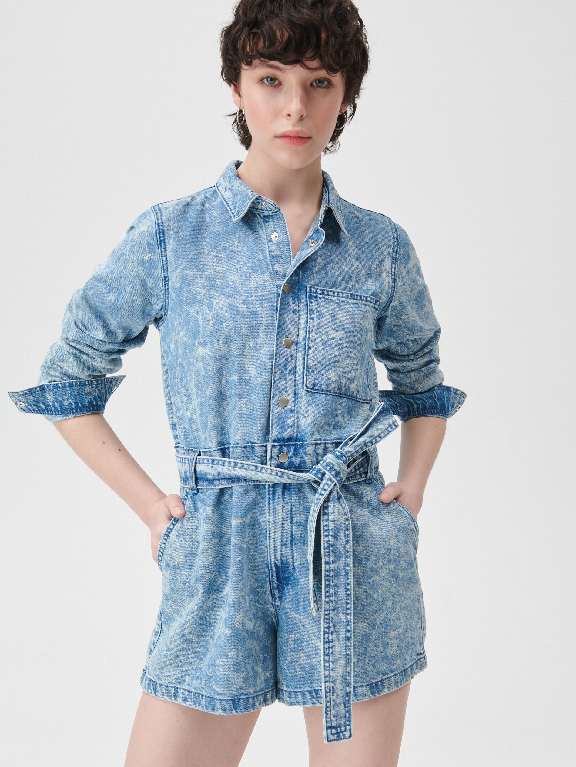 Denimový overal s opaskom