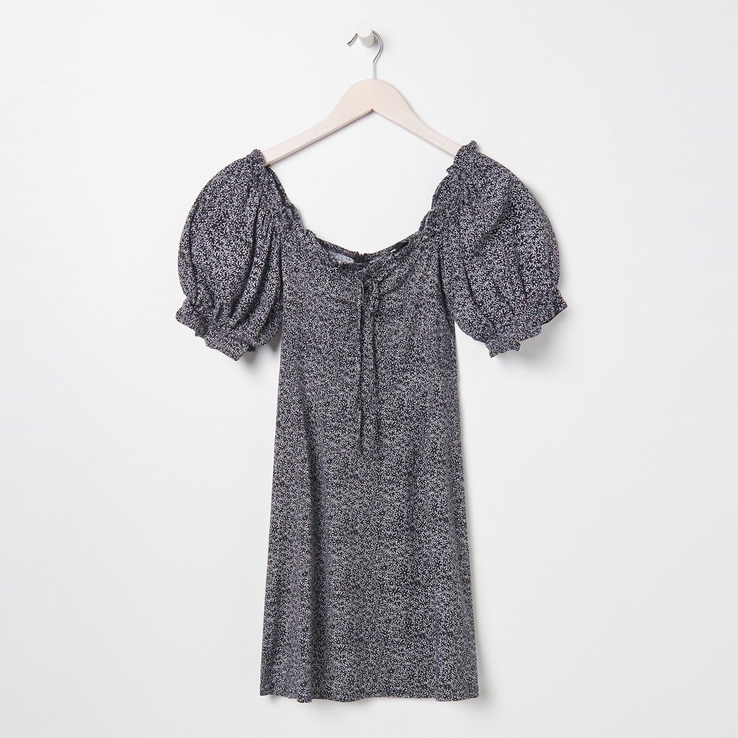 Letné šaty s kvetinovou potlačou