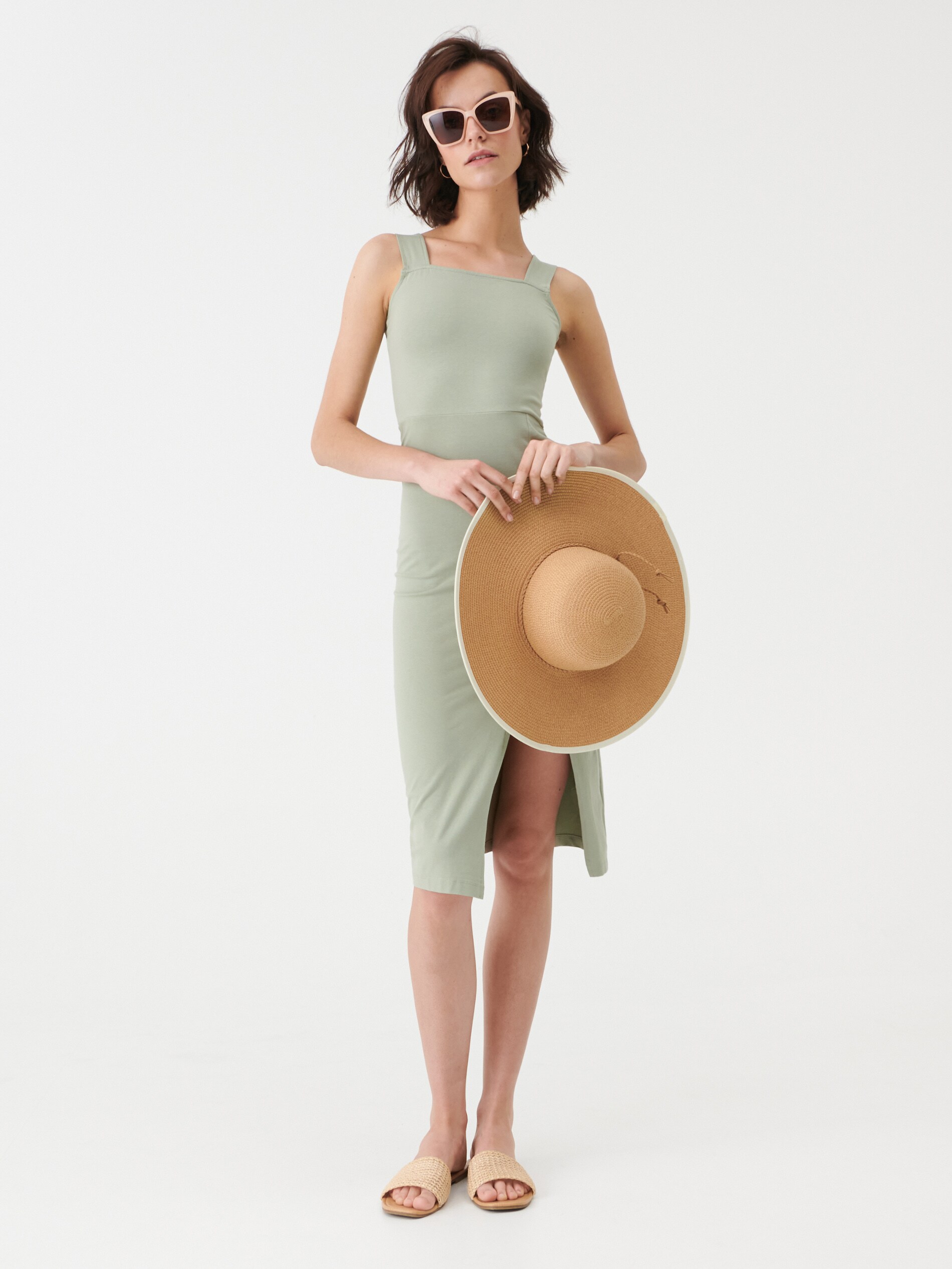 Priliehavé midišaty s bočným rozparkom