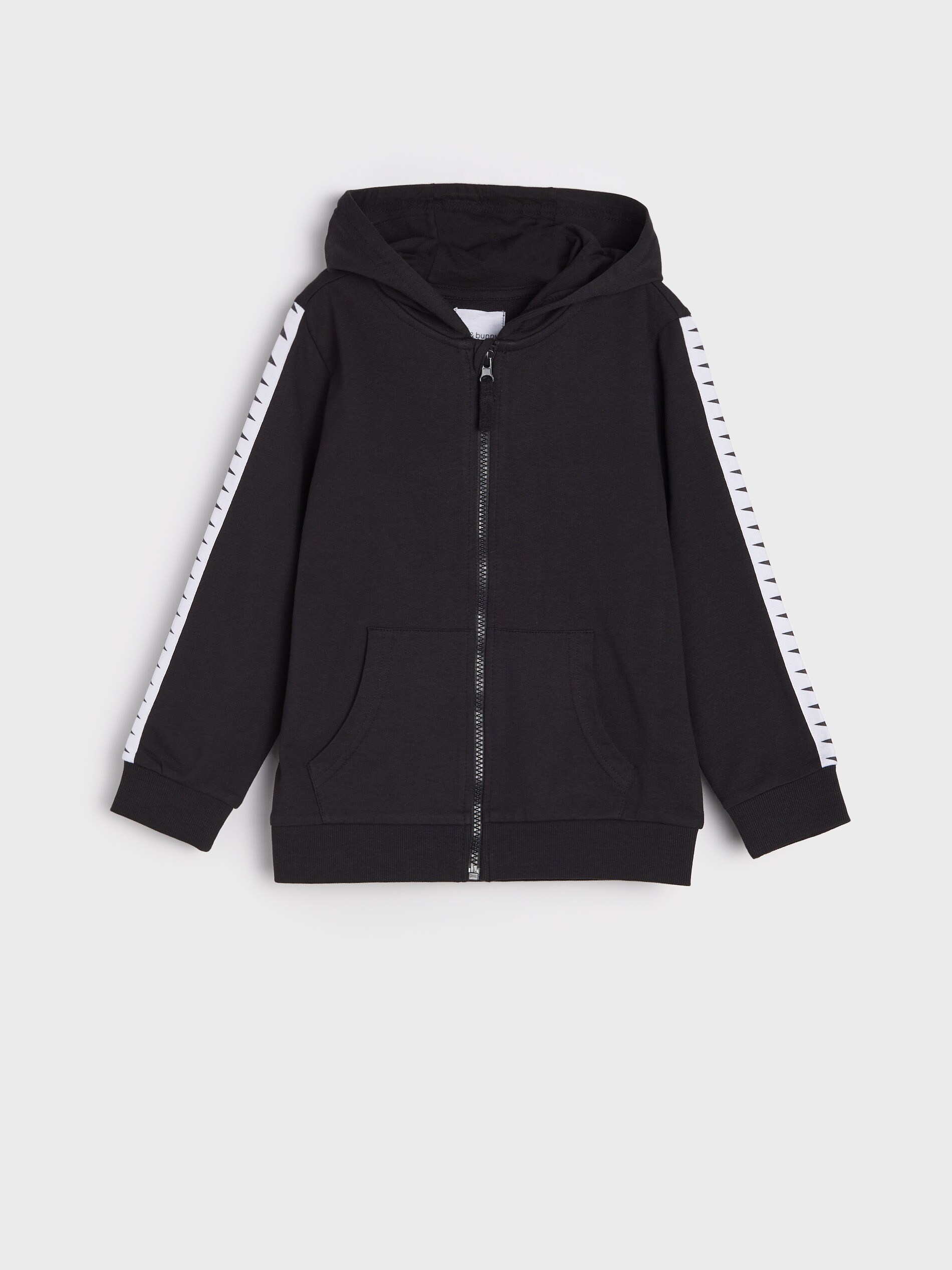 Mikina s kapucňou a pásikmi na rukávoch