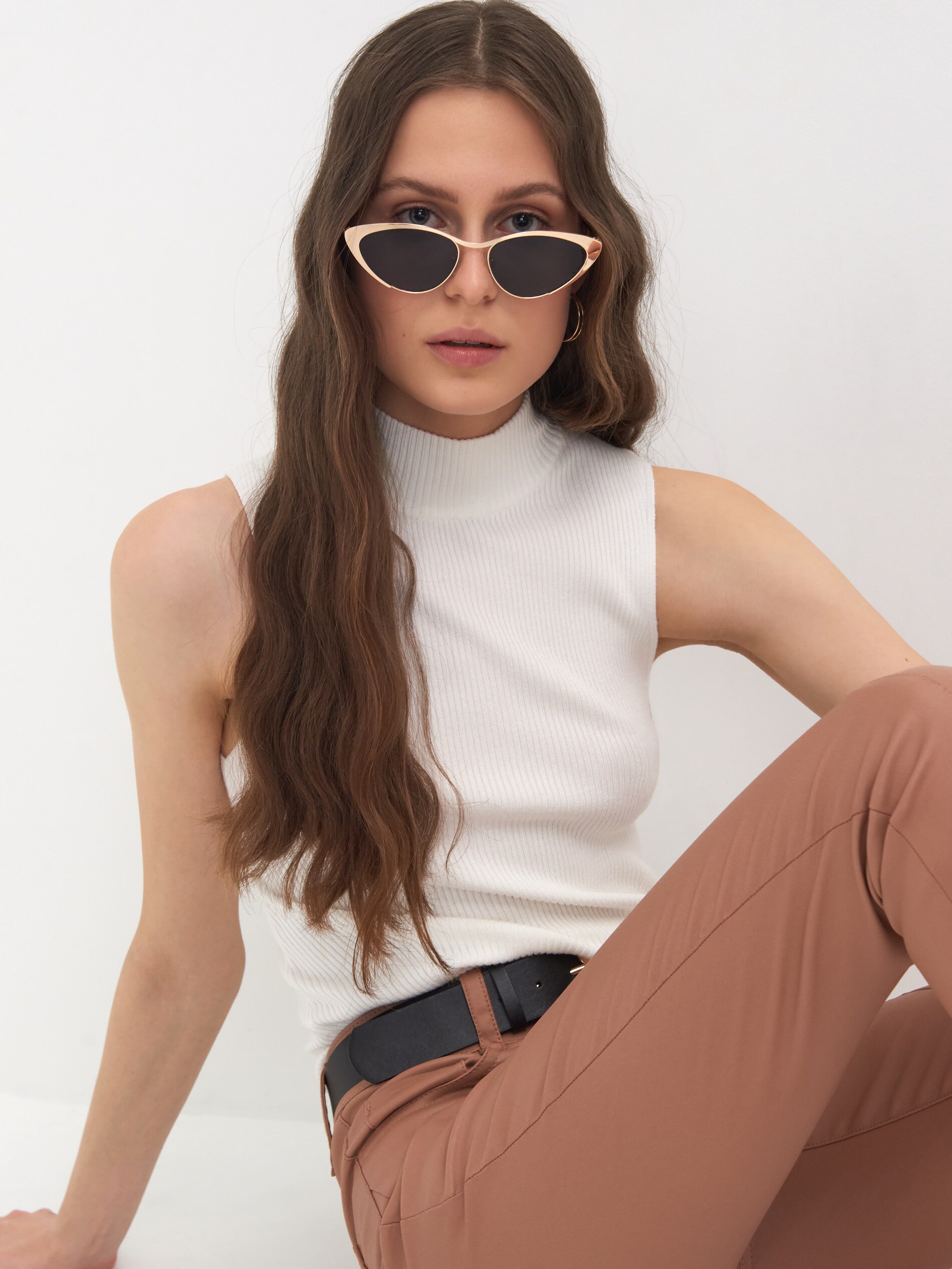 Rolákový sveter bez rukávov