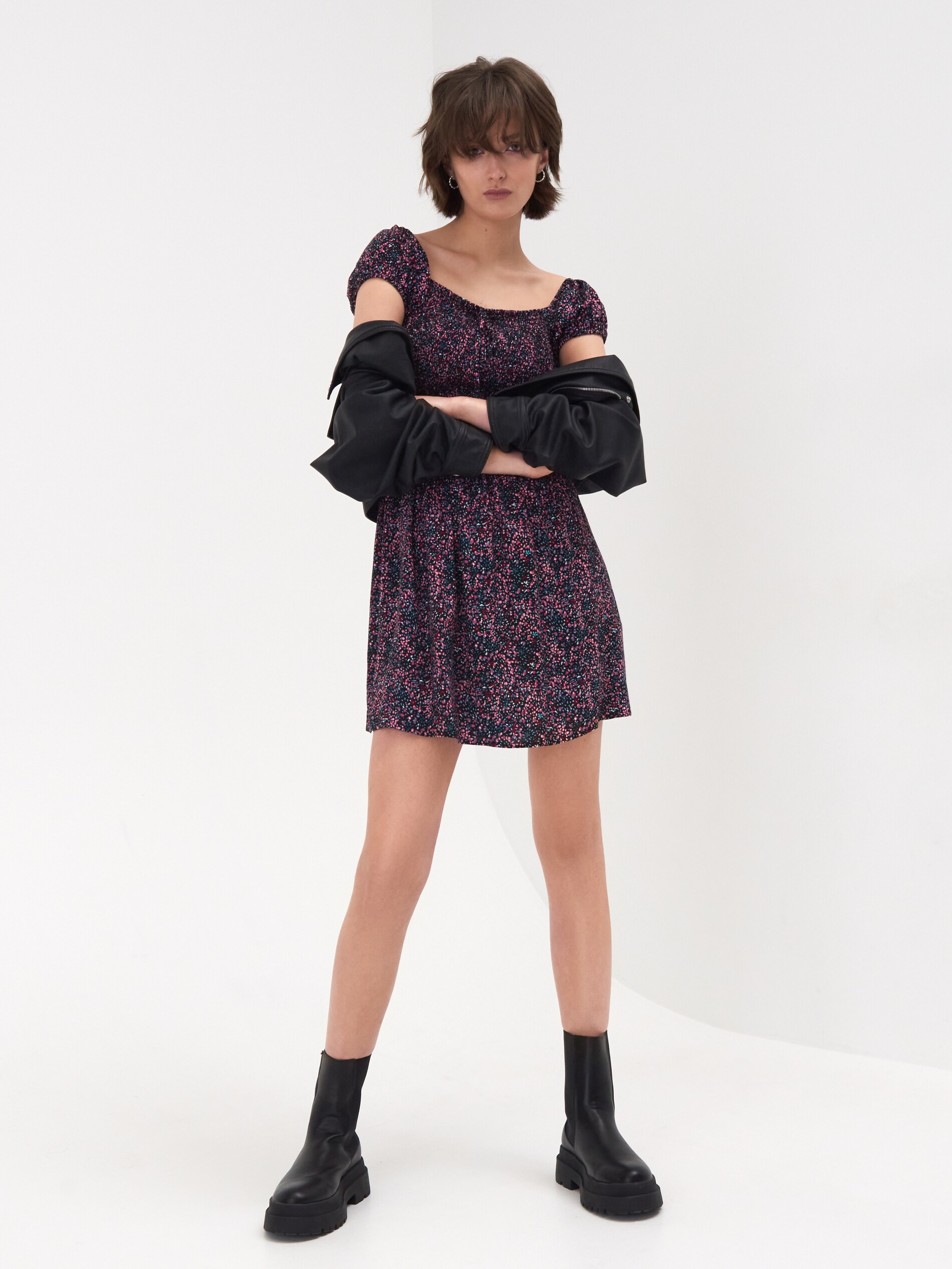 Minišaty s pufovanými rukávmi