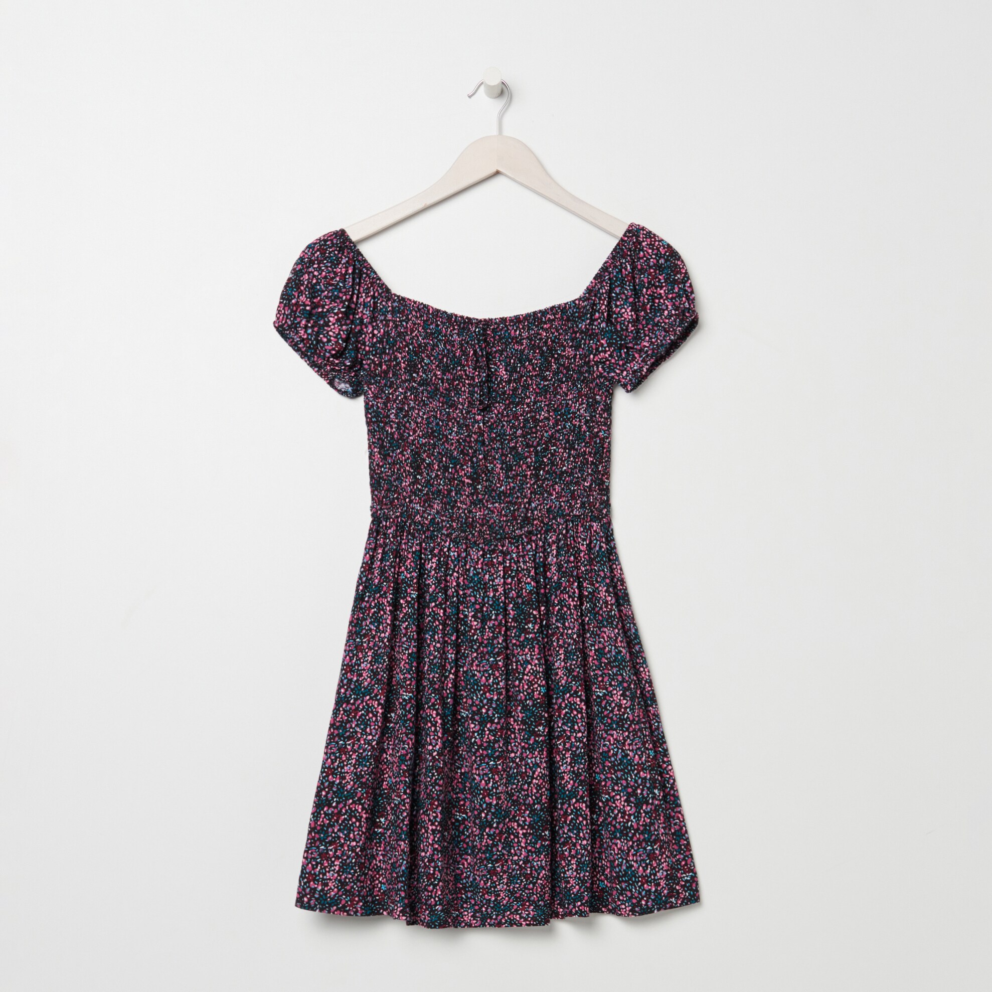 Minišaty s pufovanými rukávmi