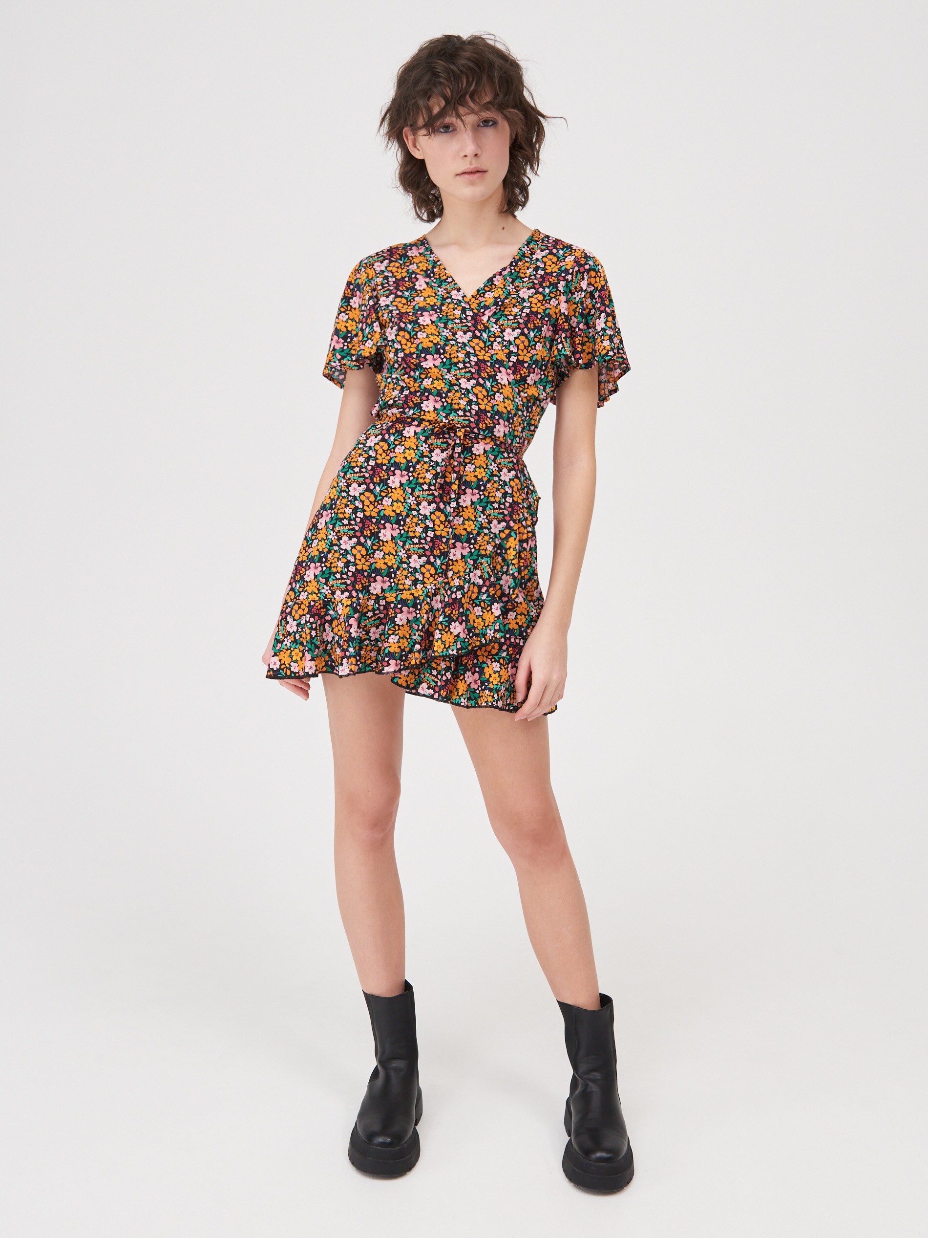 Kvetinové šaty s volánmi