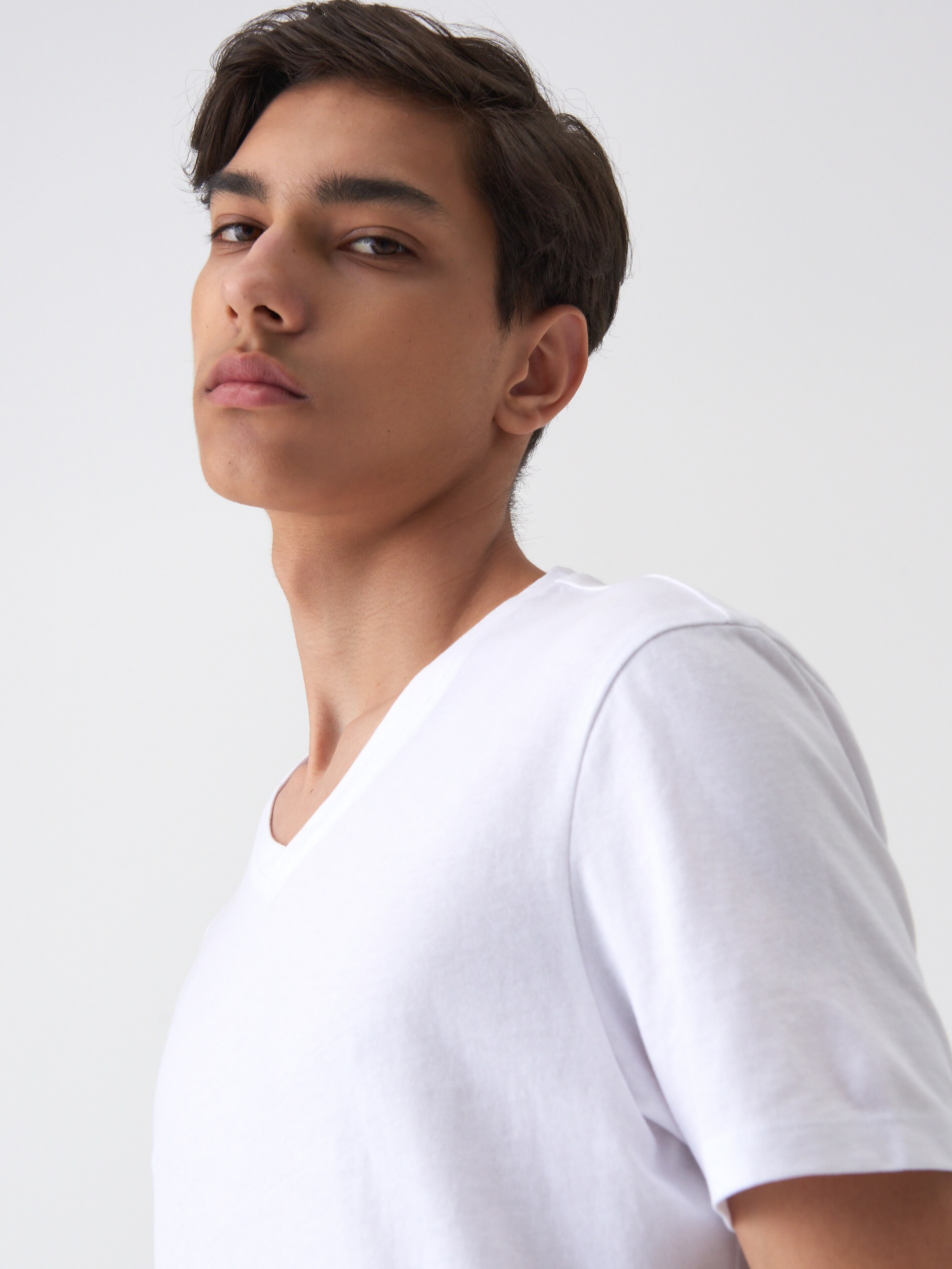 2 tričká s véčkovým výstrihom