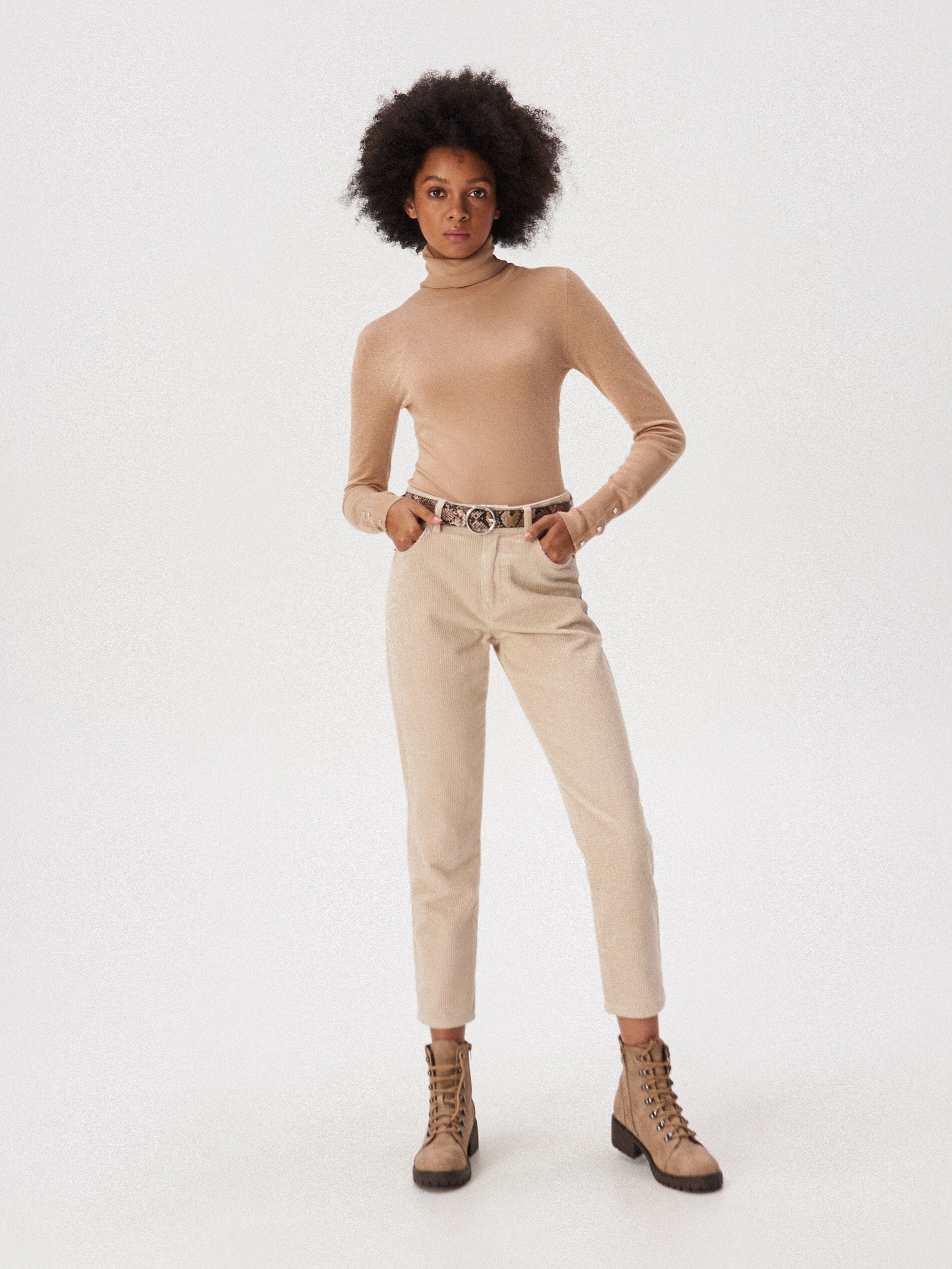 Sveter s ohrňovacím rolákom