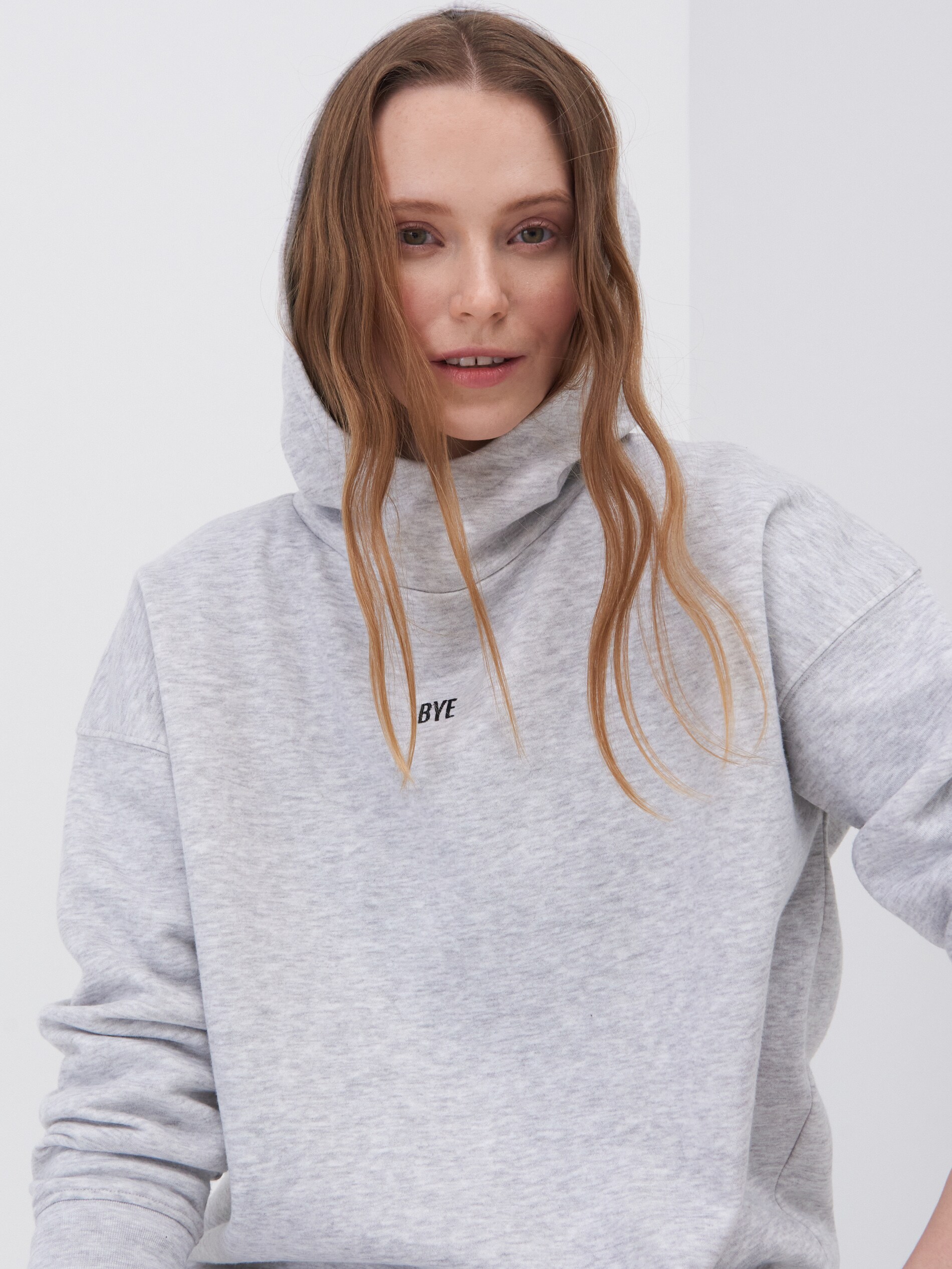 Mikina s kapucňou a vyšívaným nápisom