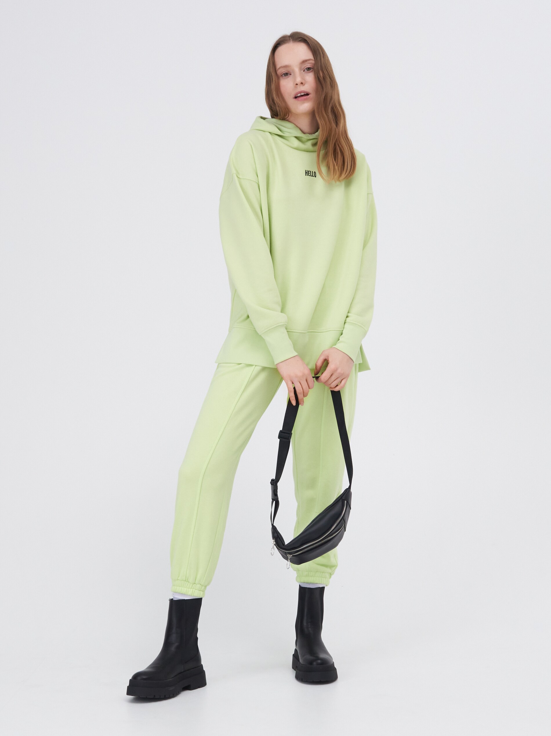 Mikina s kapucňou a vyšívaným nápisom