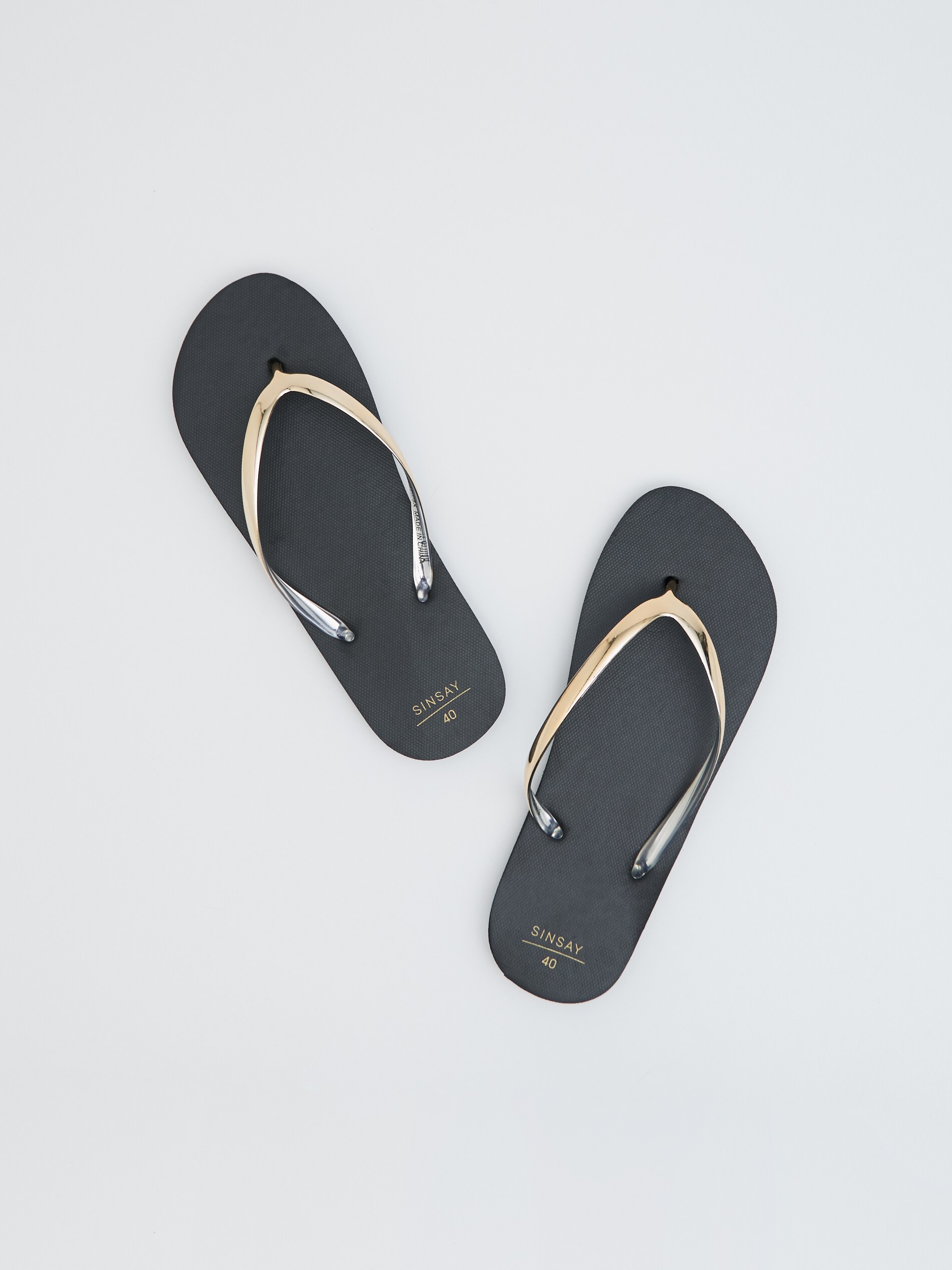 Žabky s metalickým remienkom