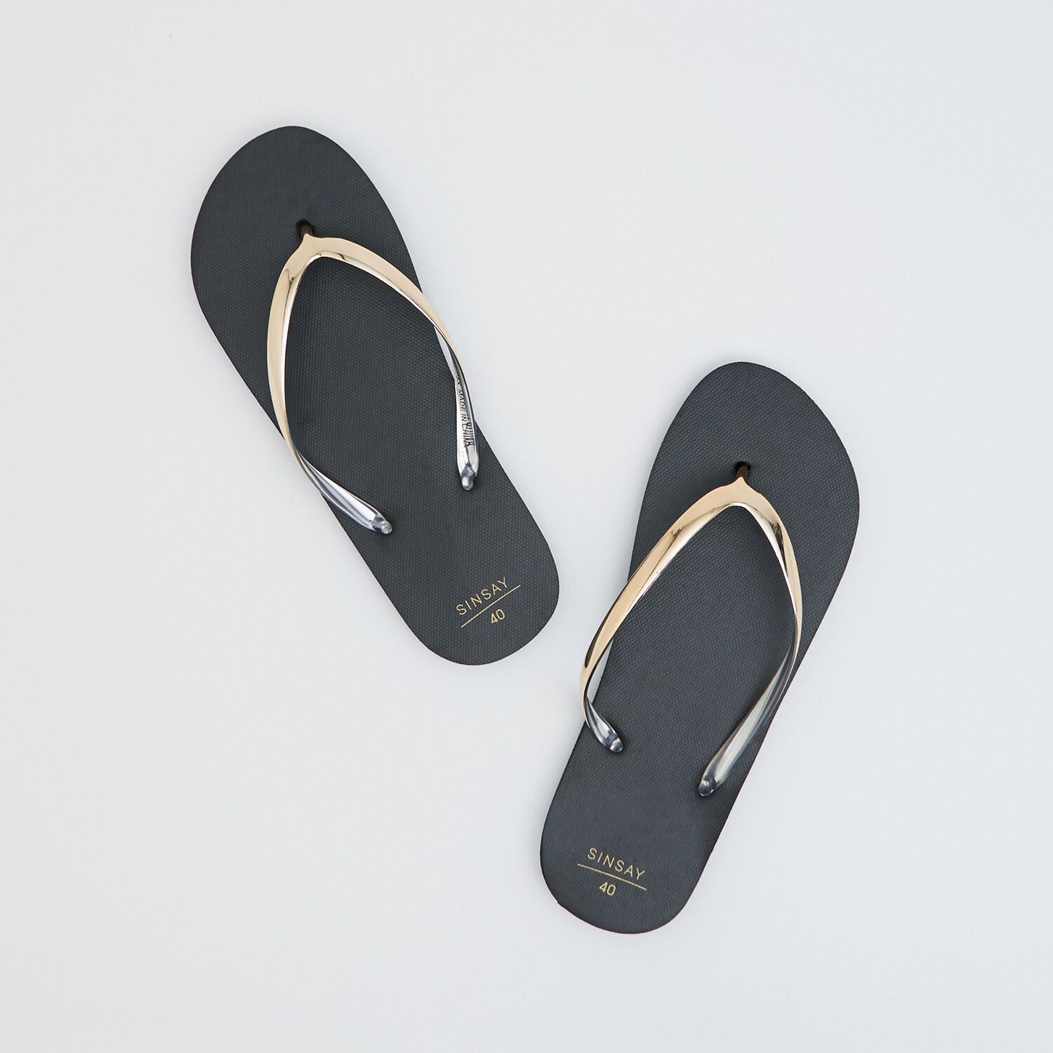 Žabky s metalickým remienkom