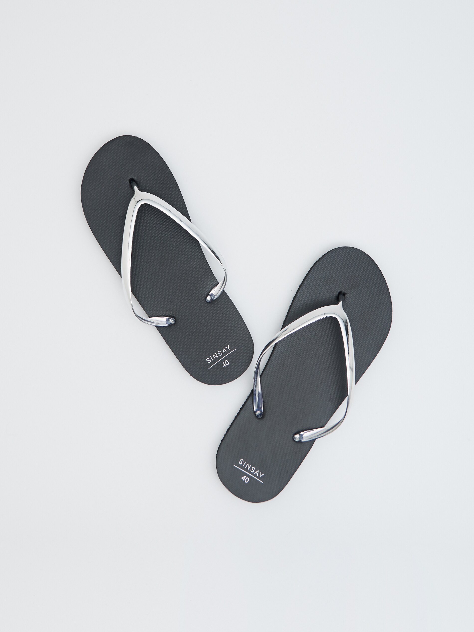 Žabky s metalickým remienkom